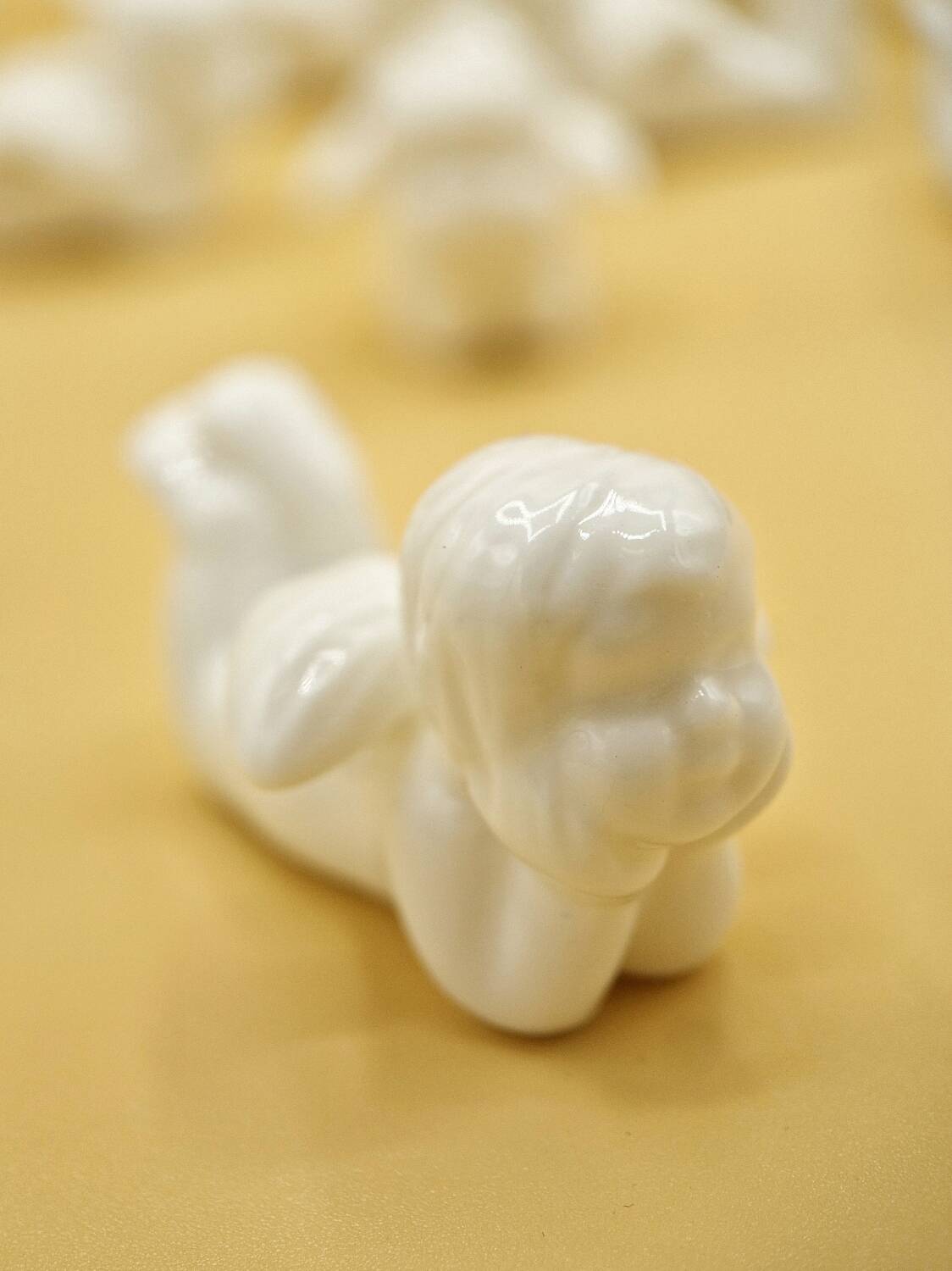 12 porte-couteaux vintage en porcelaine figurant des chérubins