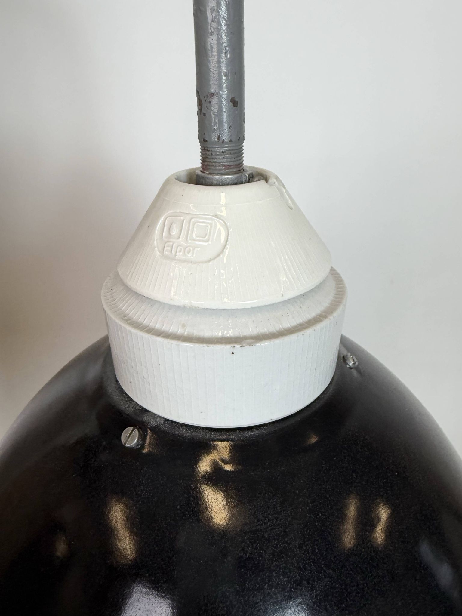 Lampe murale industrielle avec abat-jour en émail noir, années 1960