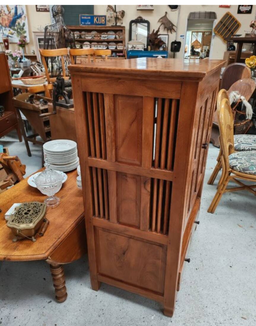 Meuble en bois exotique