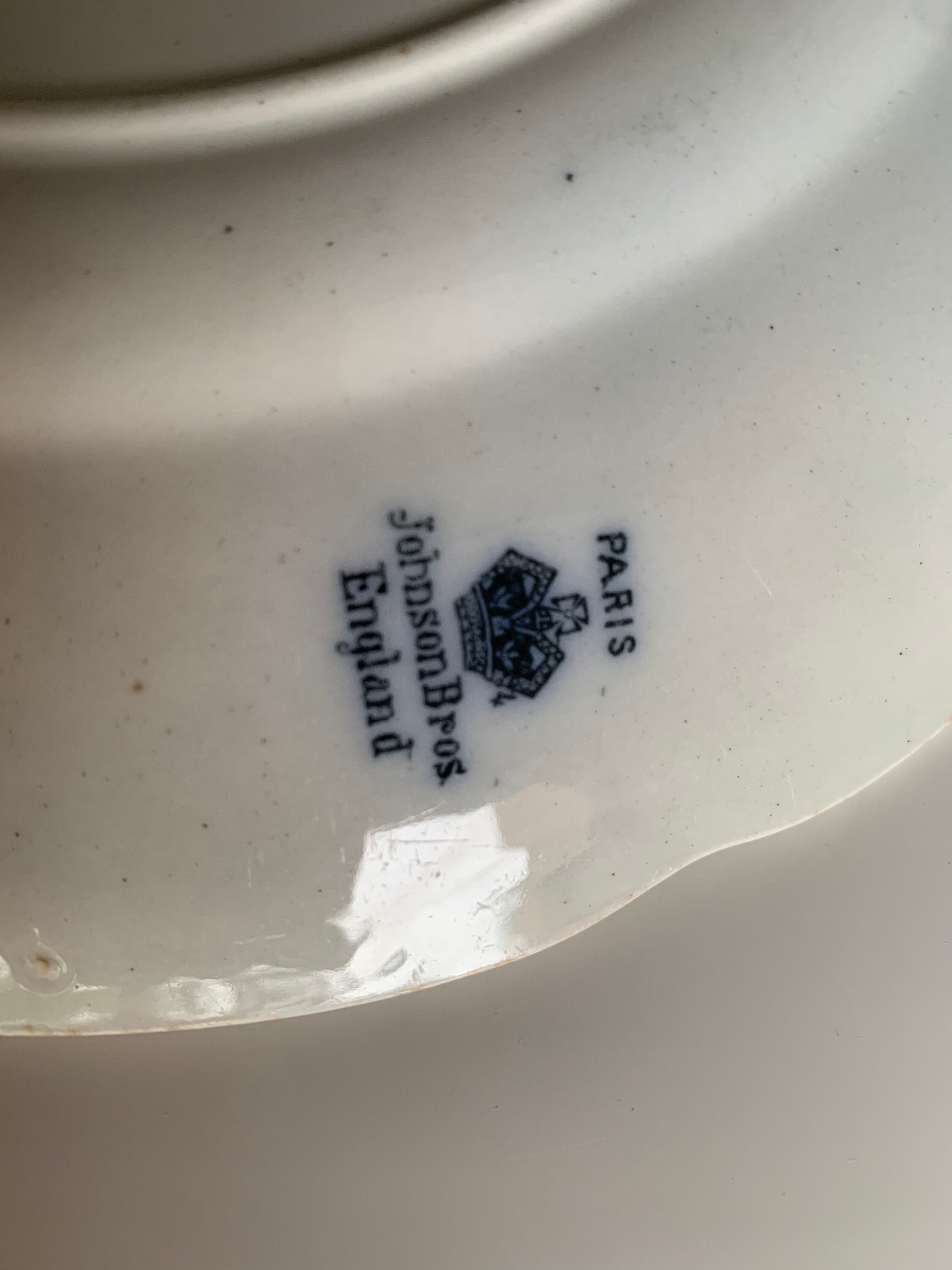 Set of seven flat plates in Johnson Bros English porcelain