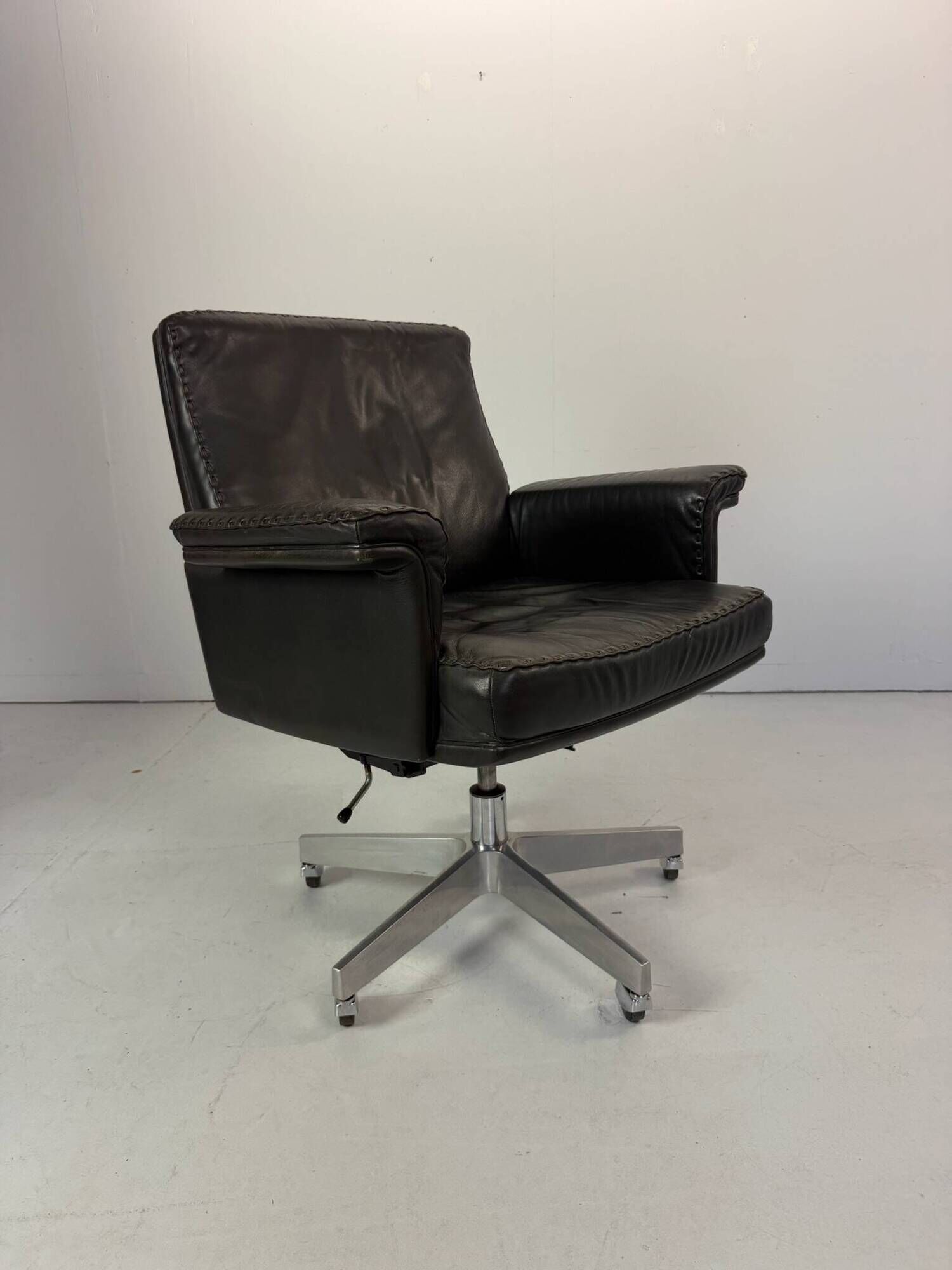 Vintage Leather Swivel Armchair De Sede DS 35, Switzerland, 1970s