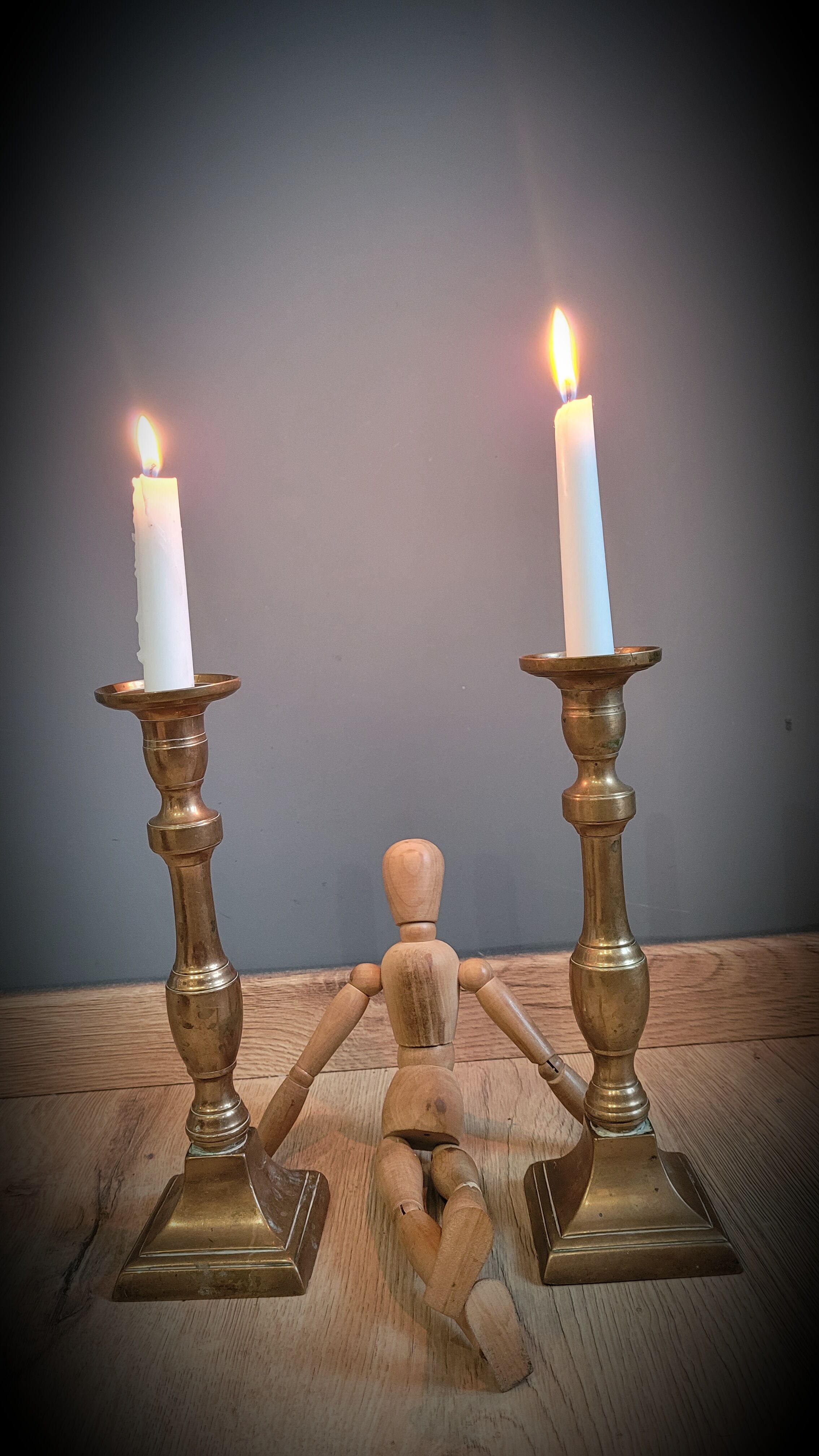 Duo of brass candlesticks 60