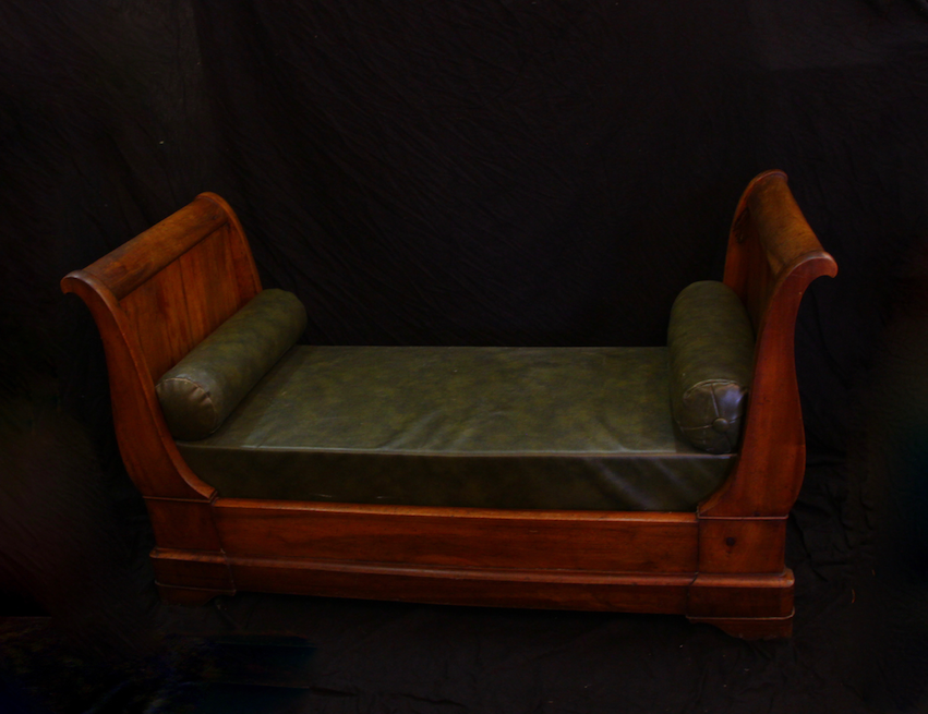 Banquette en noyer et cuir vert du XIXe siècle