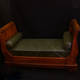 Banquette en noyer et cuir vert du XIXe siècle