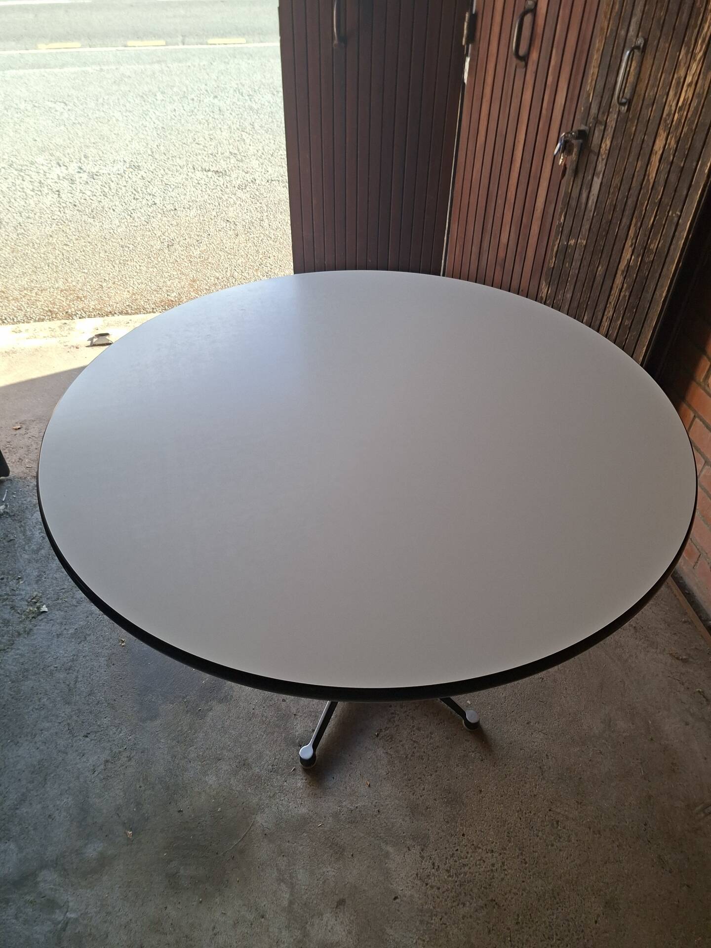 Table Eames 650