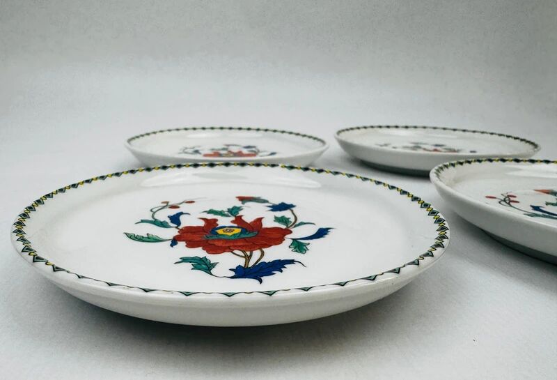 4 porcelain bowls from Paris, decorated with red and blue poppy flowers