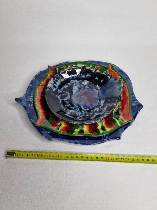 Suite d'assiettes décoratives vides poches en terre cuite émaillée signées ''Gerlou'', pièces uniques