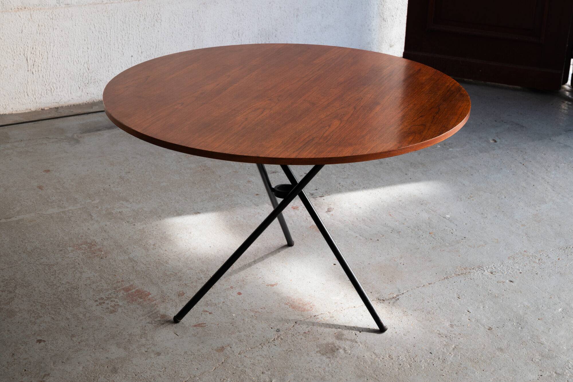 Table ronde élévatrice par Jürg Bally