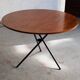 Table ronde élévatrice par Jürg Bally