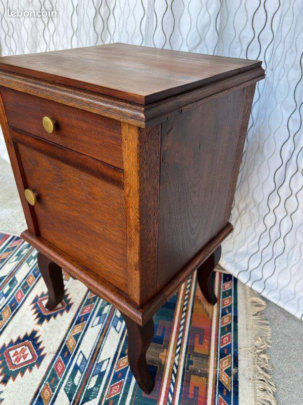 Vintage bedside table in solid wood – curved legs