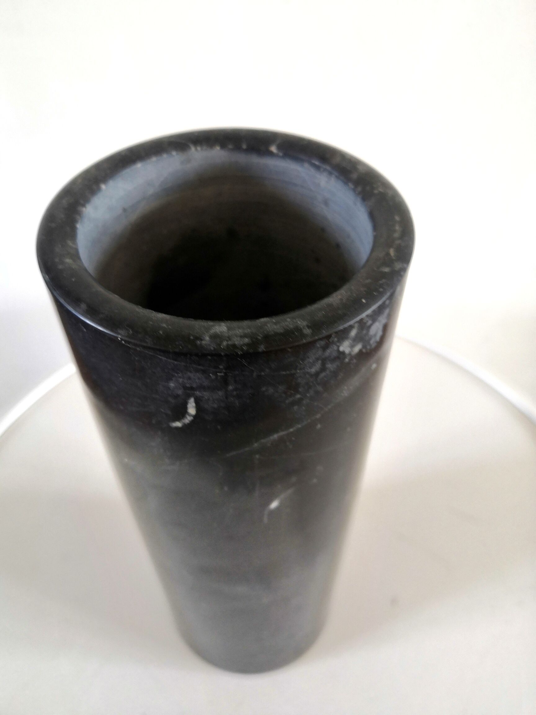 Cylindrical vase roll in black Carrara marble
