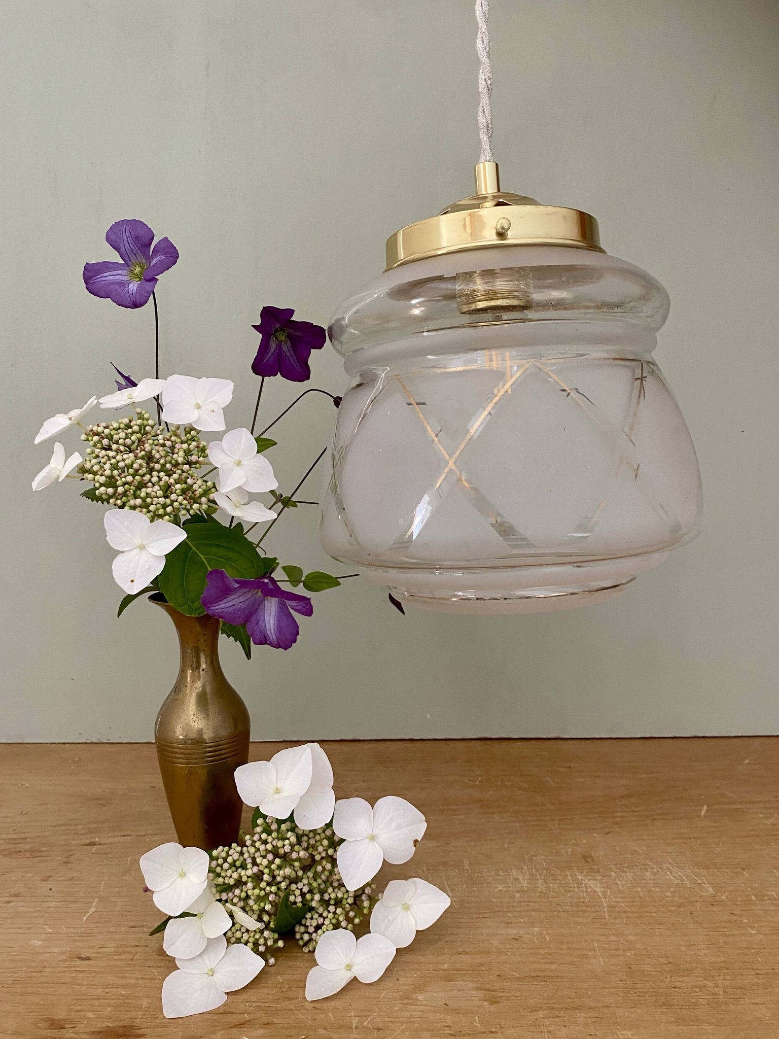 Suspension globe vintage art déco blanc et doré