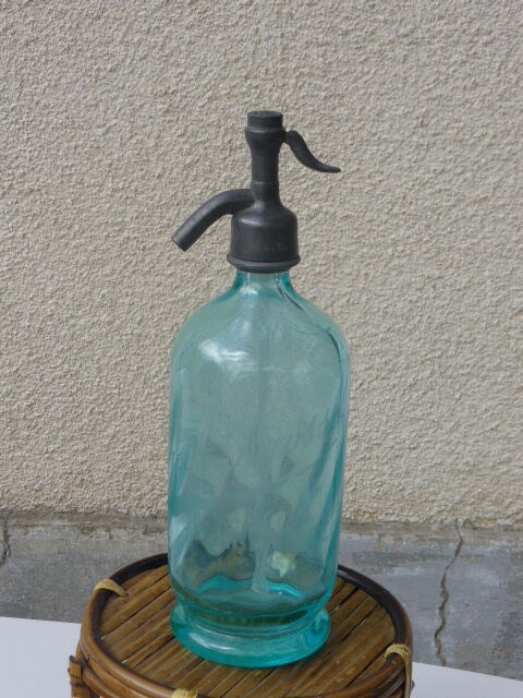 Turquoise blown and twisted glass siphon, Belle Epoque period, tin cap dated 1925, Boyer and Brush, Terre noire