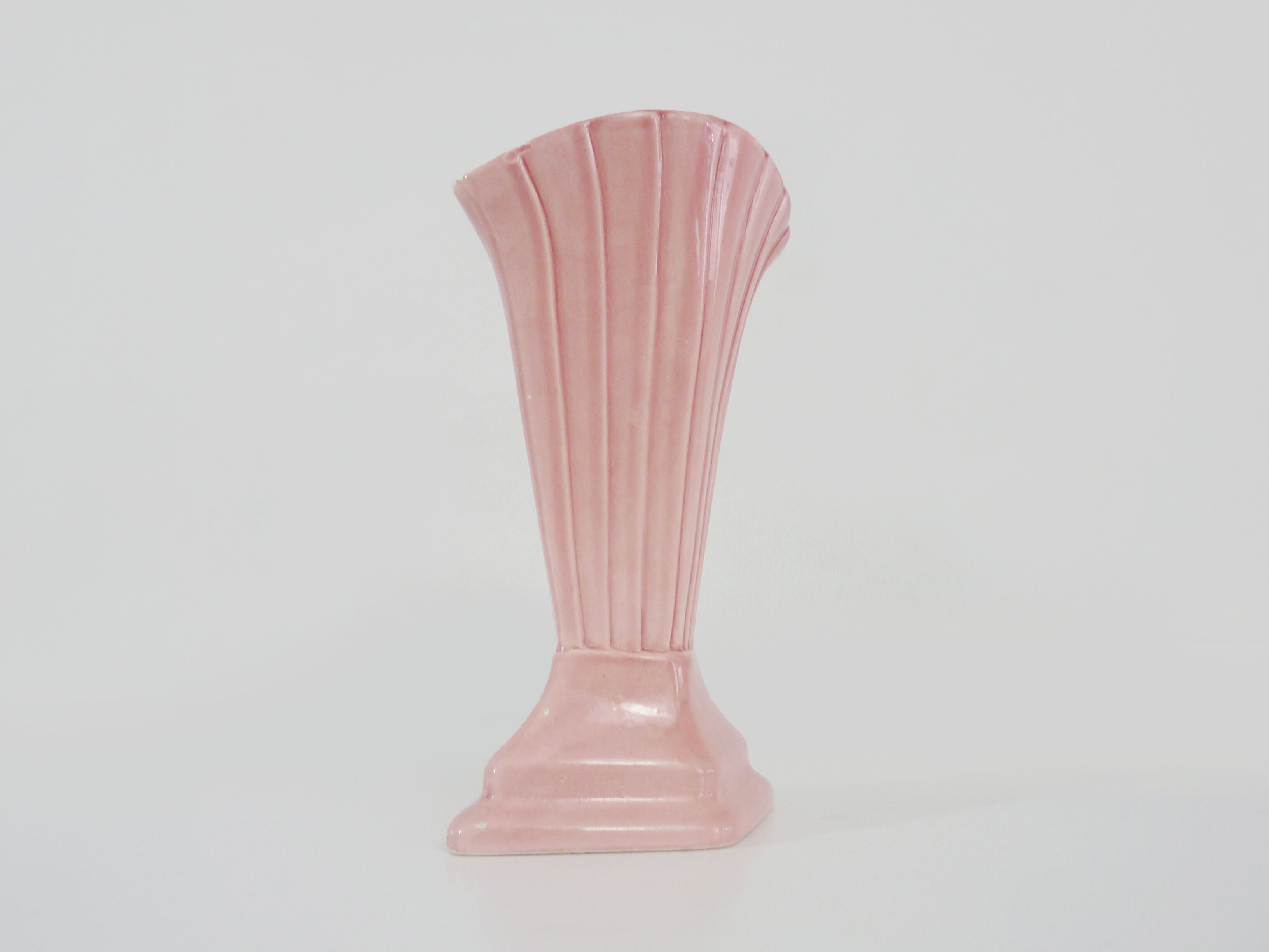 Vintage shell vase in pink ceramic from the 50s