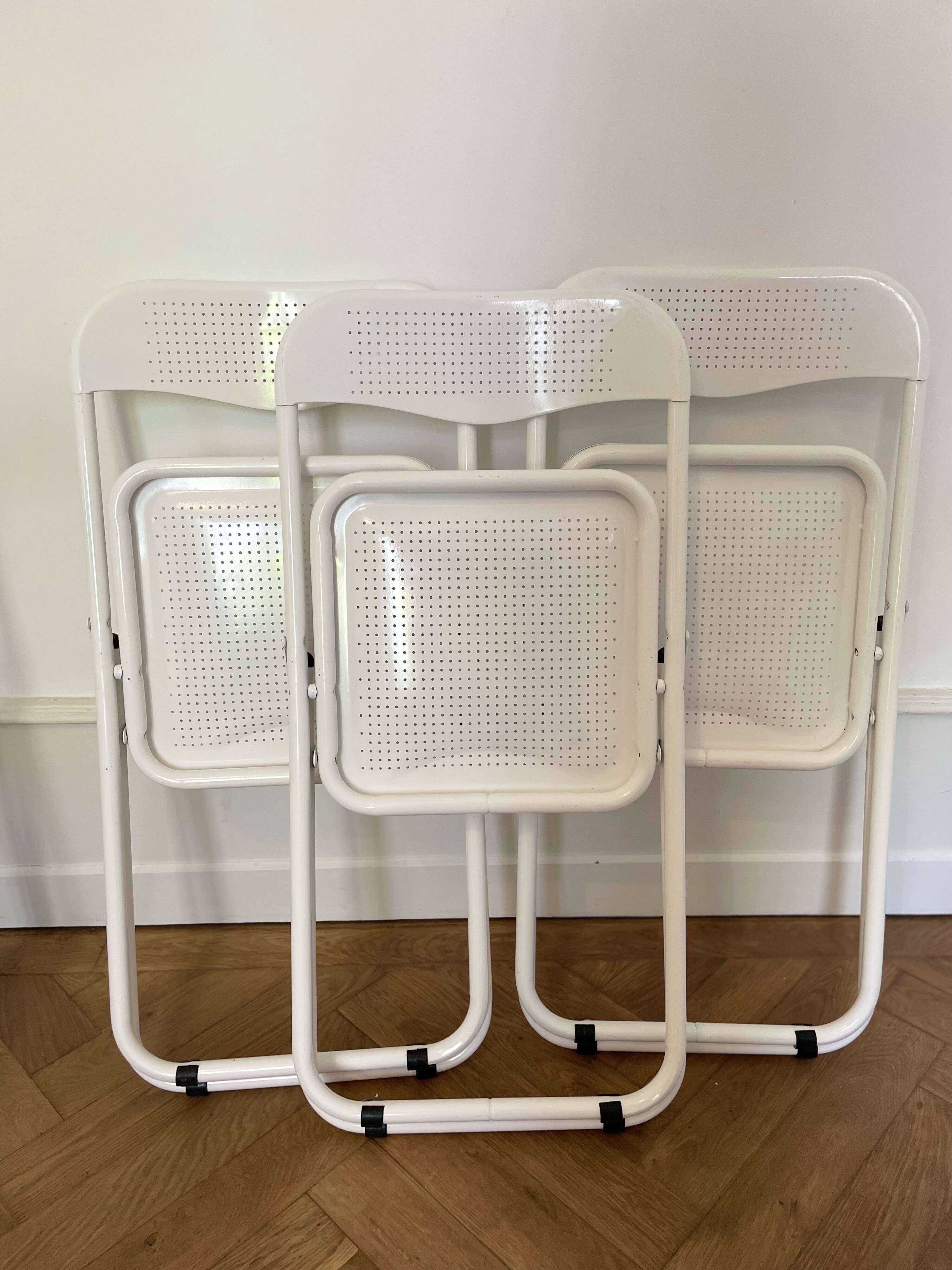 chaises pliantes en métal perforée, design vintage annees 1970