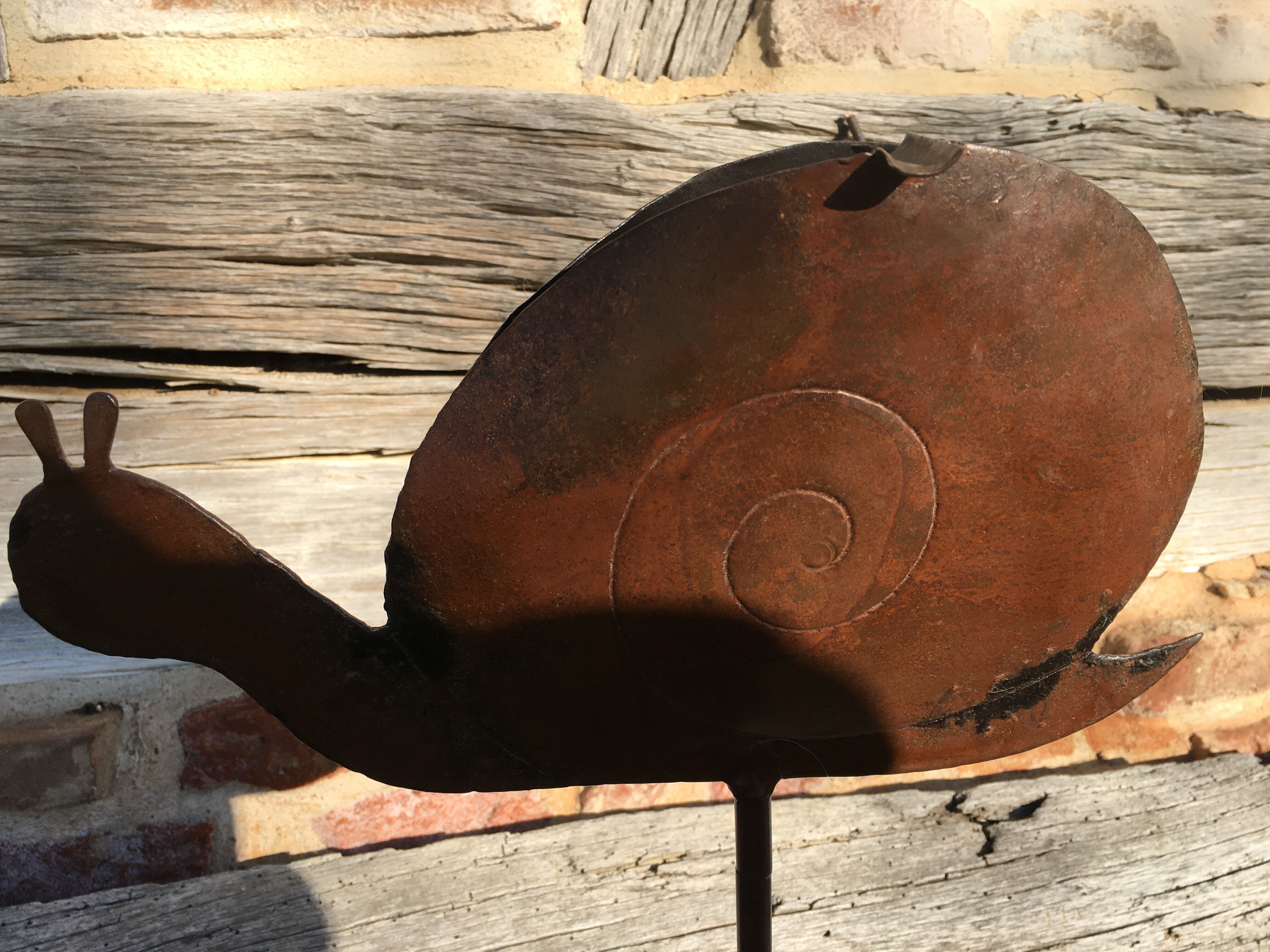 Metal ashtray shaped snail on foot tumble type