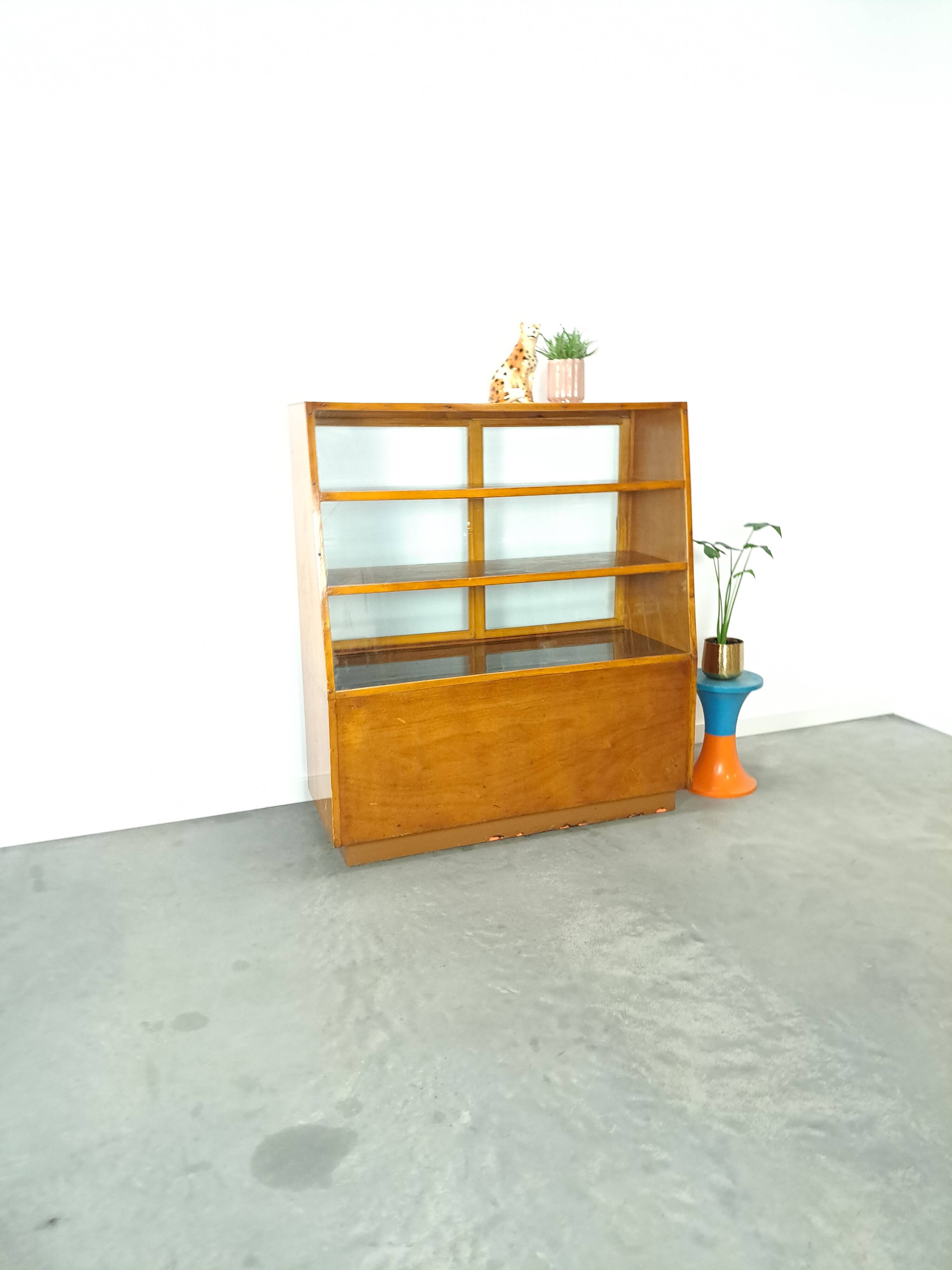 Vintage fineer toonbank, winkel vitrine met schuifdeuren