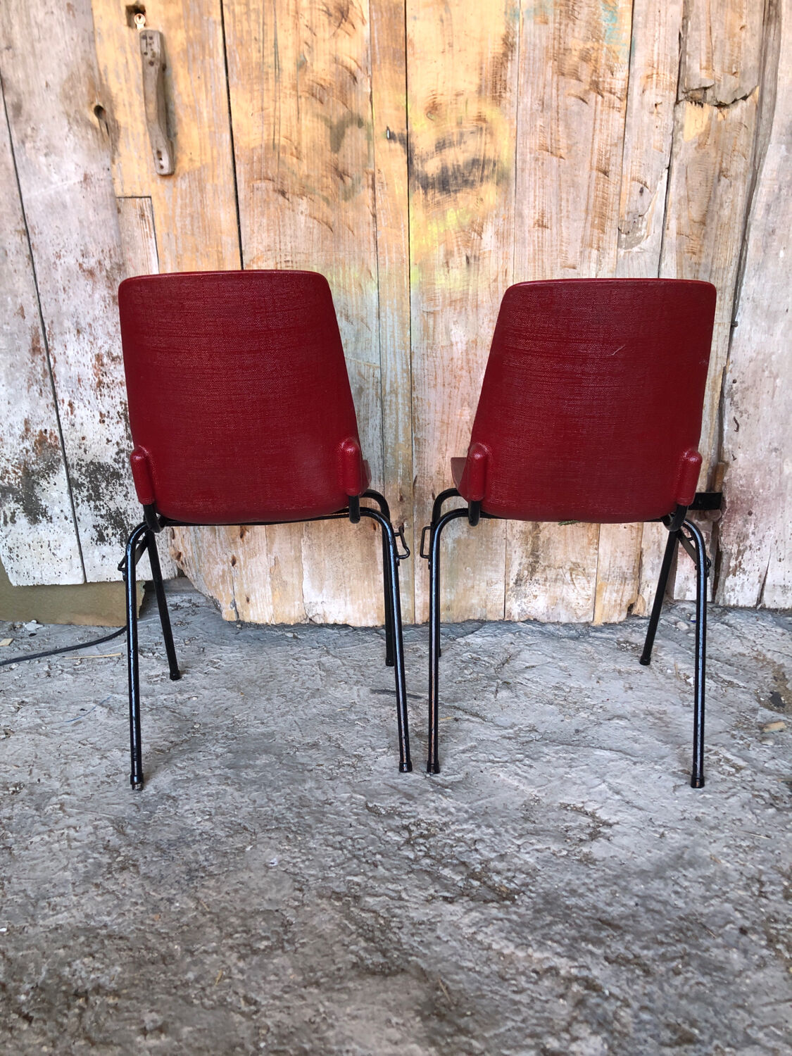 Pair of grosfillex chairs ref 2005 black metal and vintage burgundy shell -