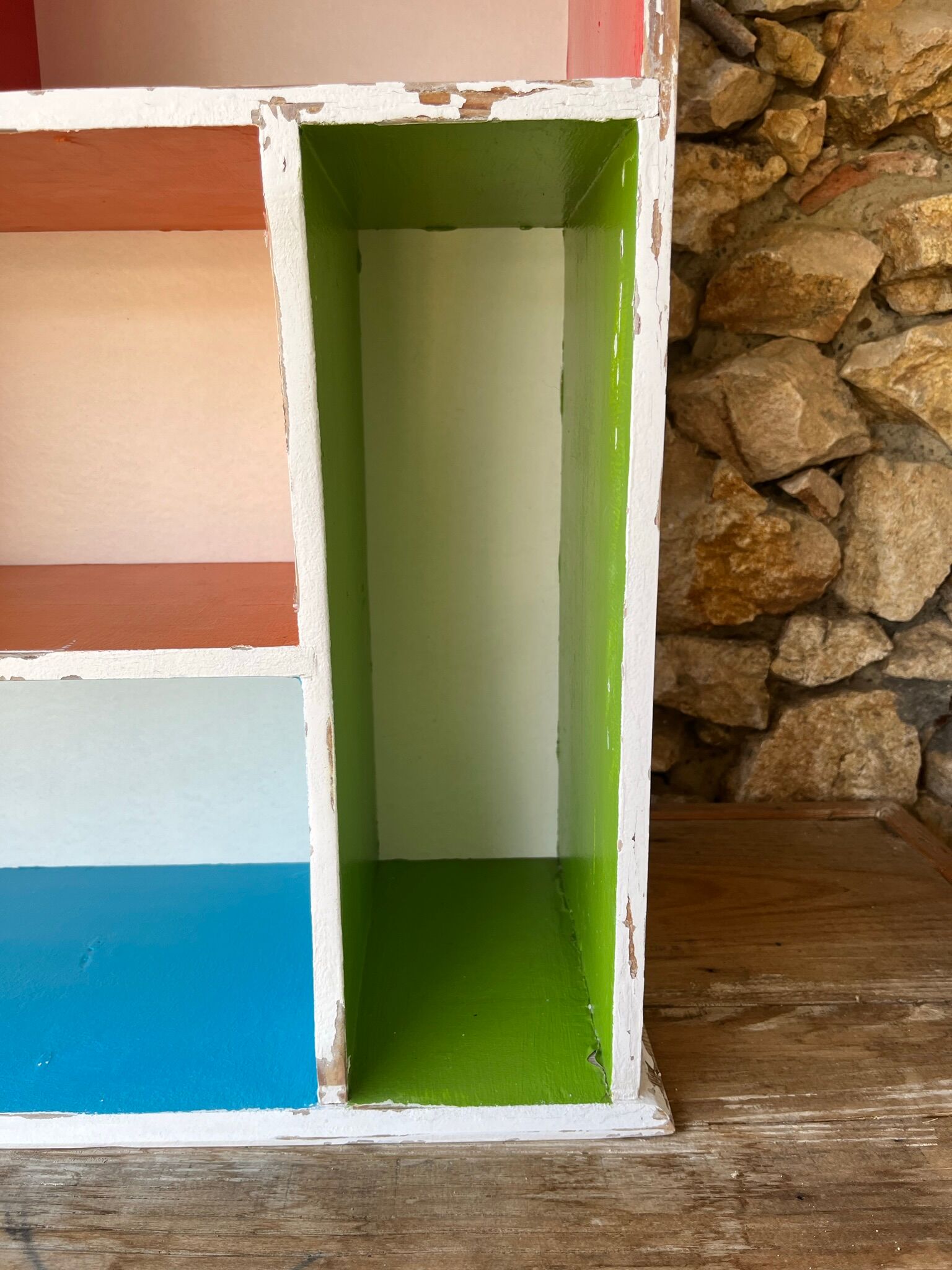 Wall-mounted or free-standing wooden locker shelf