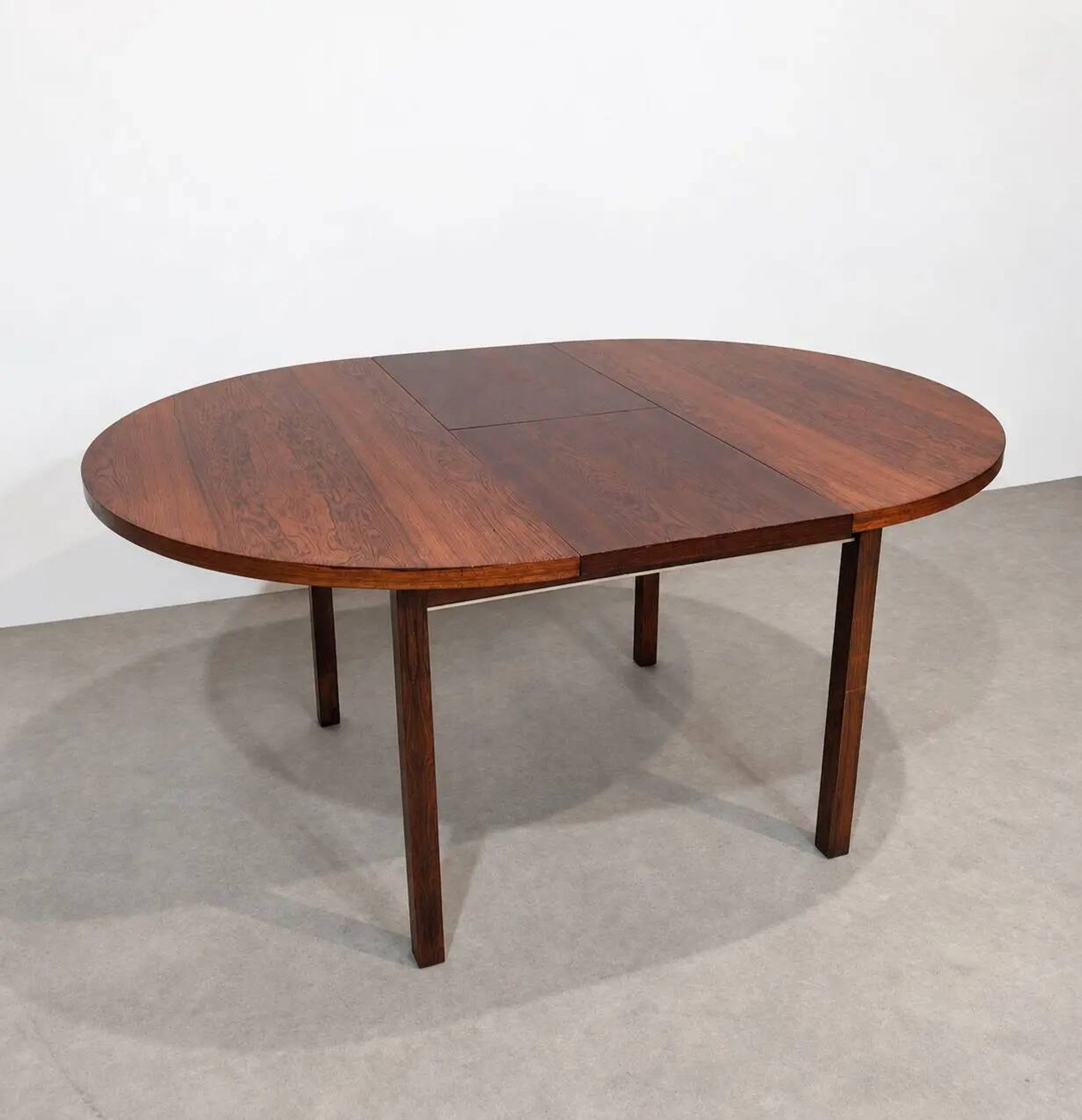 Extendable round rosewood dining table