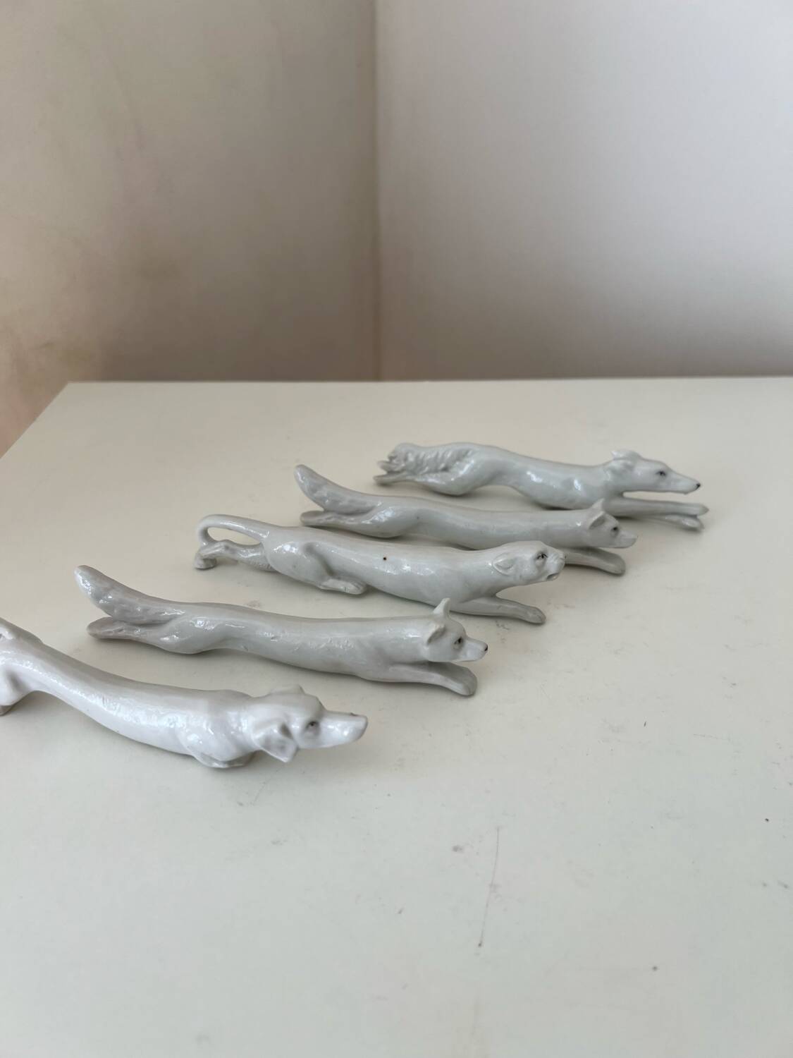 Set of 5 white porcelain knife holders, pantheon fox dogs