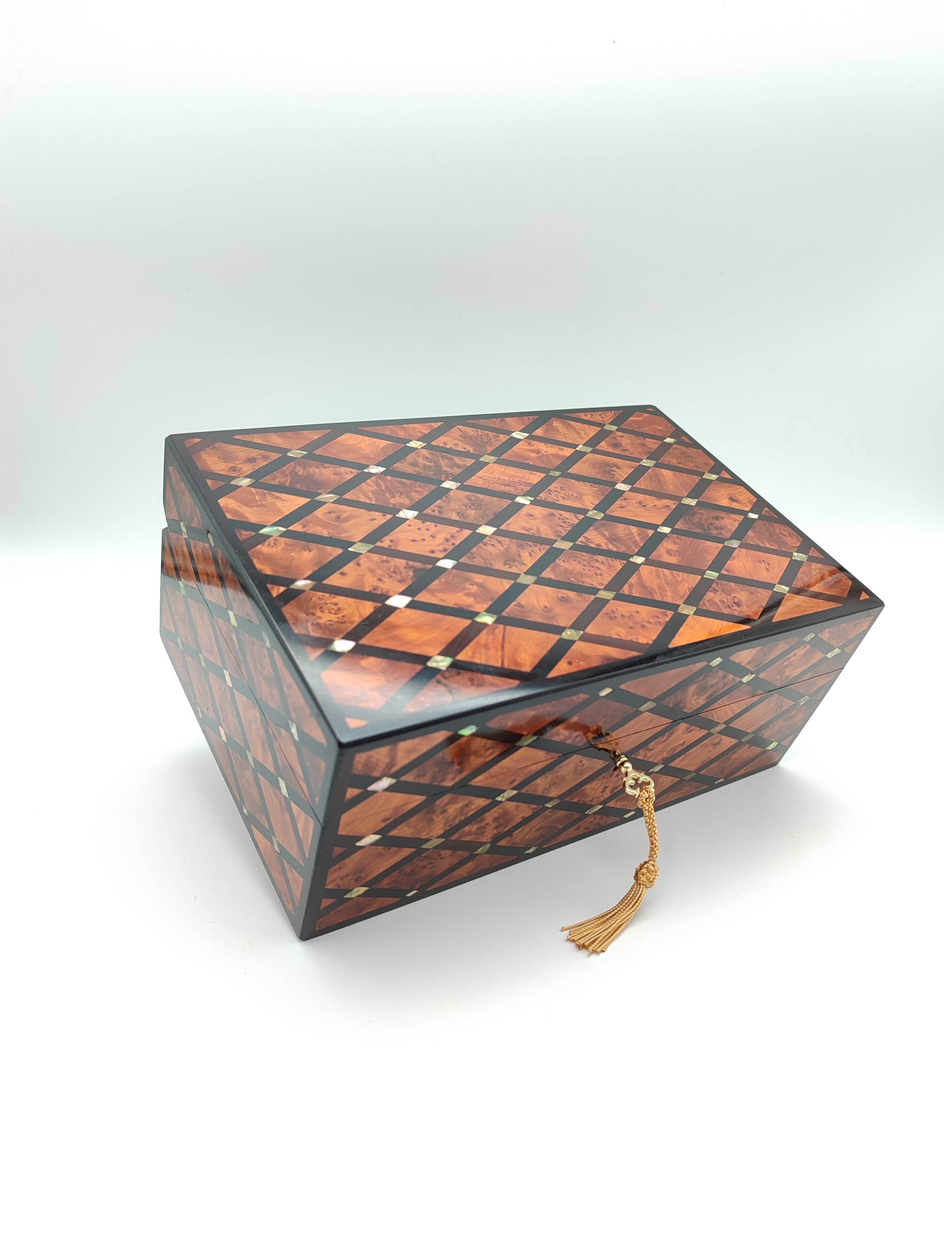 Jewelry box in fully inlaid thuja wood (mother-of-pearl and acacia)