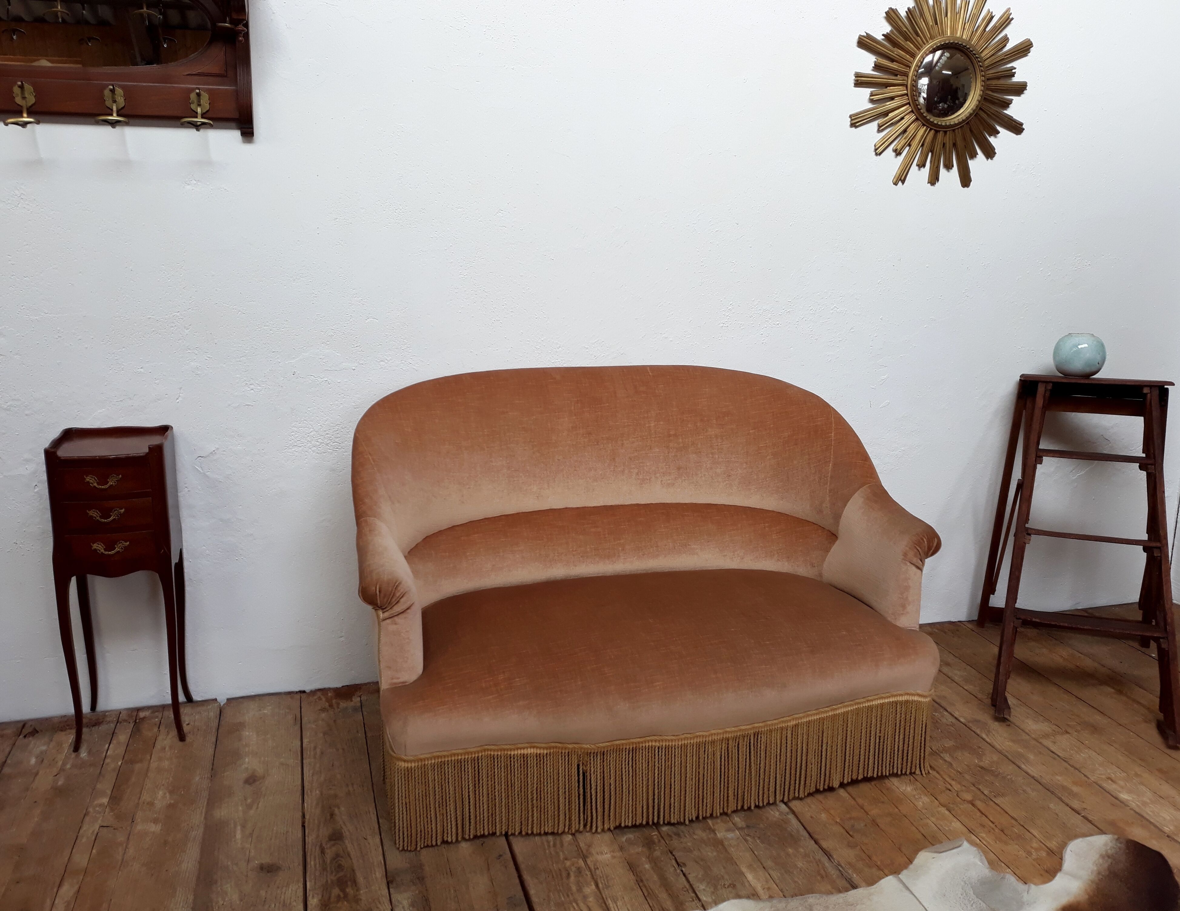 Toad seat sofa