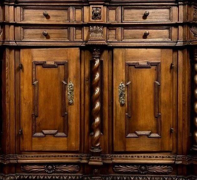 Important Alsatian support buffet in stained solid wood, dating from the 17th century.