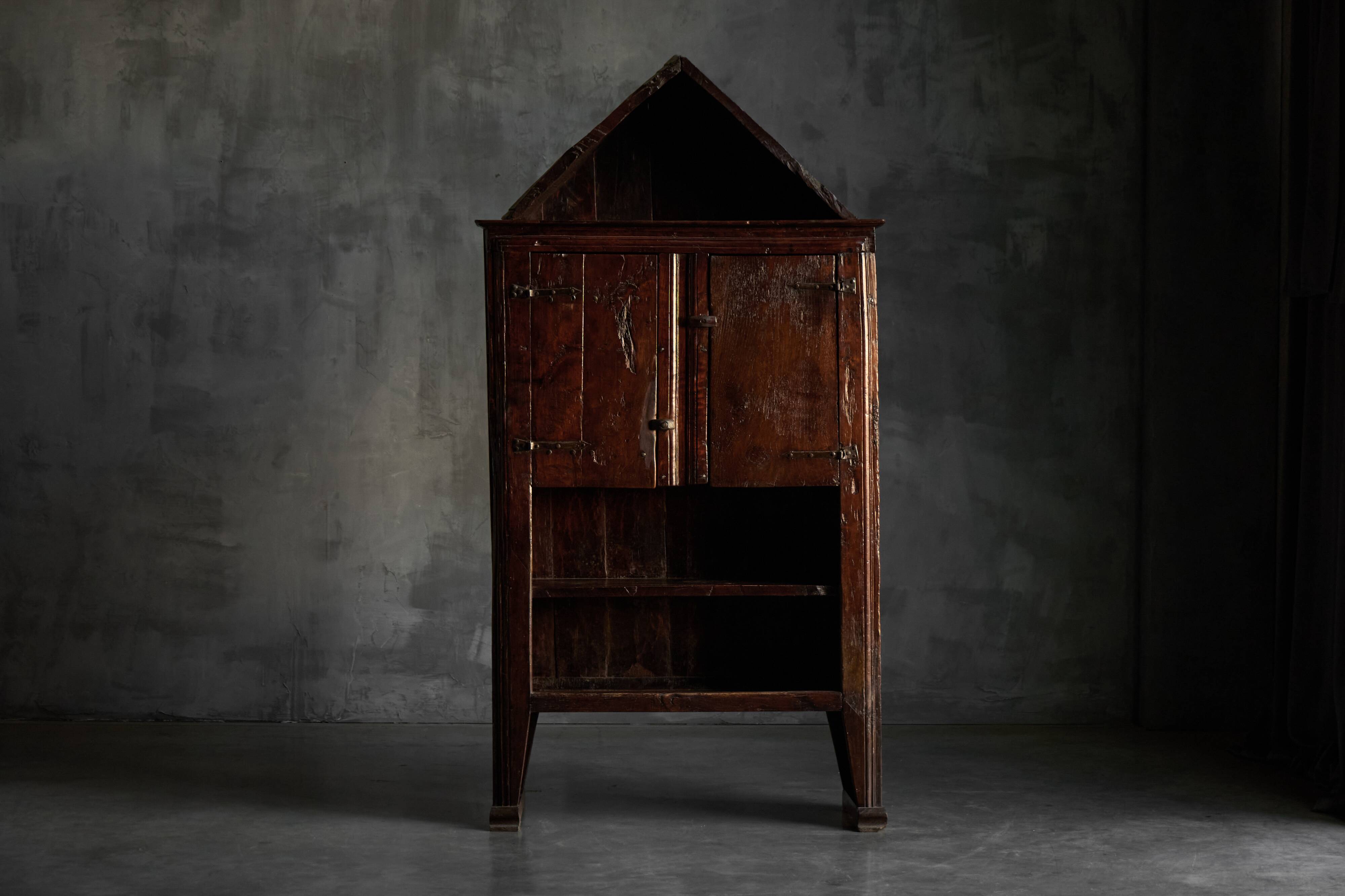 Armoire vernaculaire d'art populaire, France, XIXe siècle