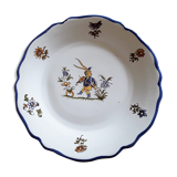 Assiette à décor de grotesque polychrome