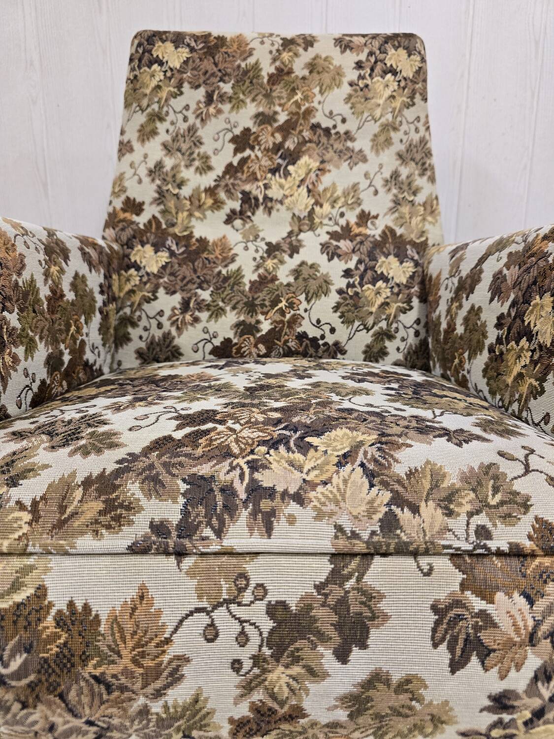Pair of Mid-Century Design armchairs – jacquard upholstery with tapered legs