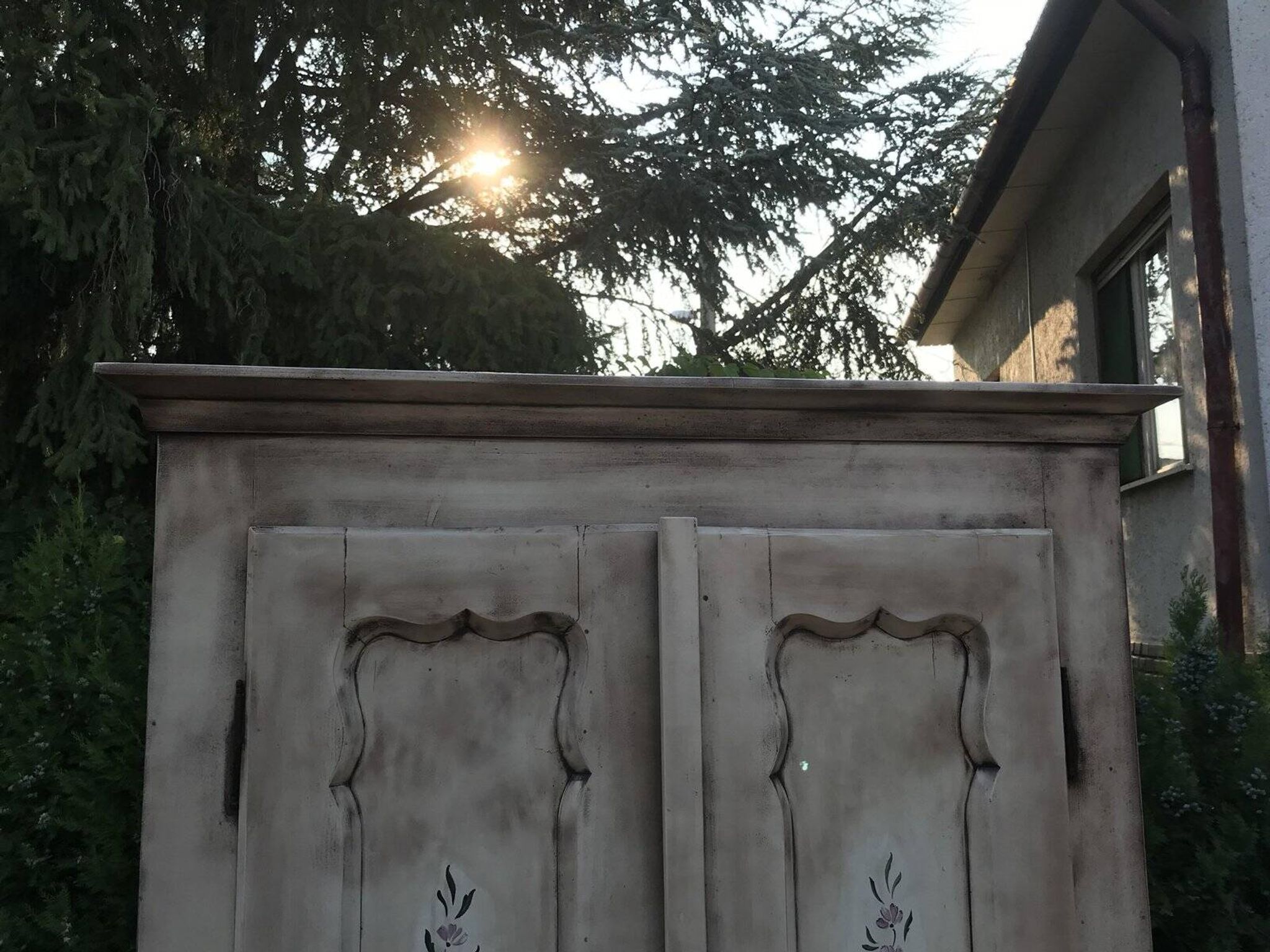 Armoire double gris en pin peint à la main — motif floral romantique, époque 1920