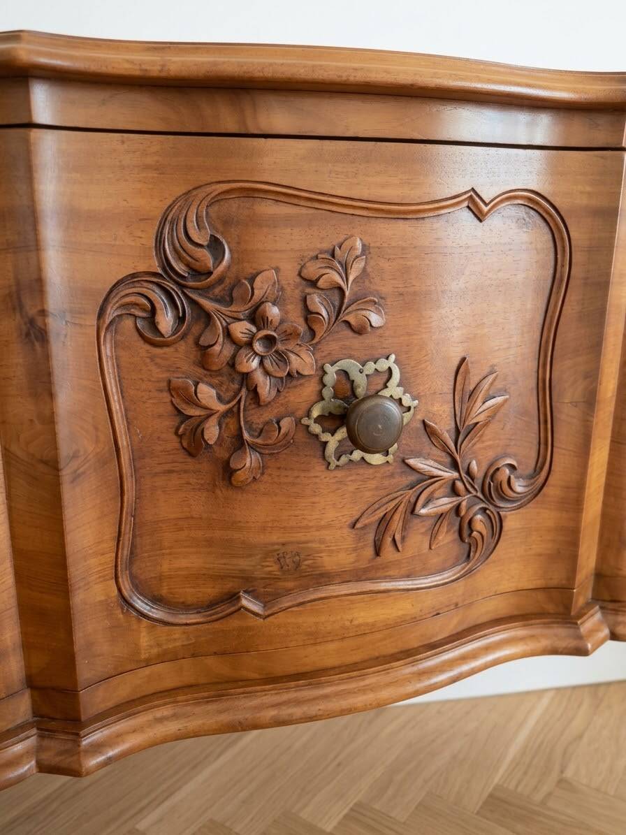 Large Provençal buffet in carved solid wood