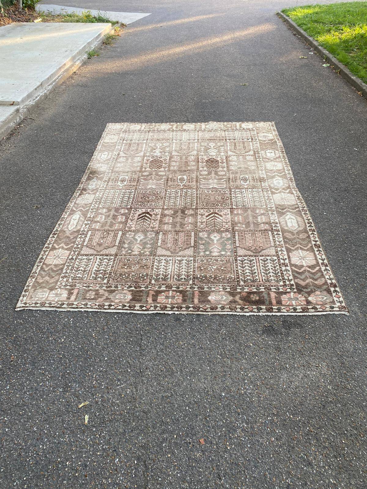 Handmade beige Bakhtiar rug with flowers 200x300.