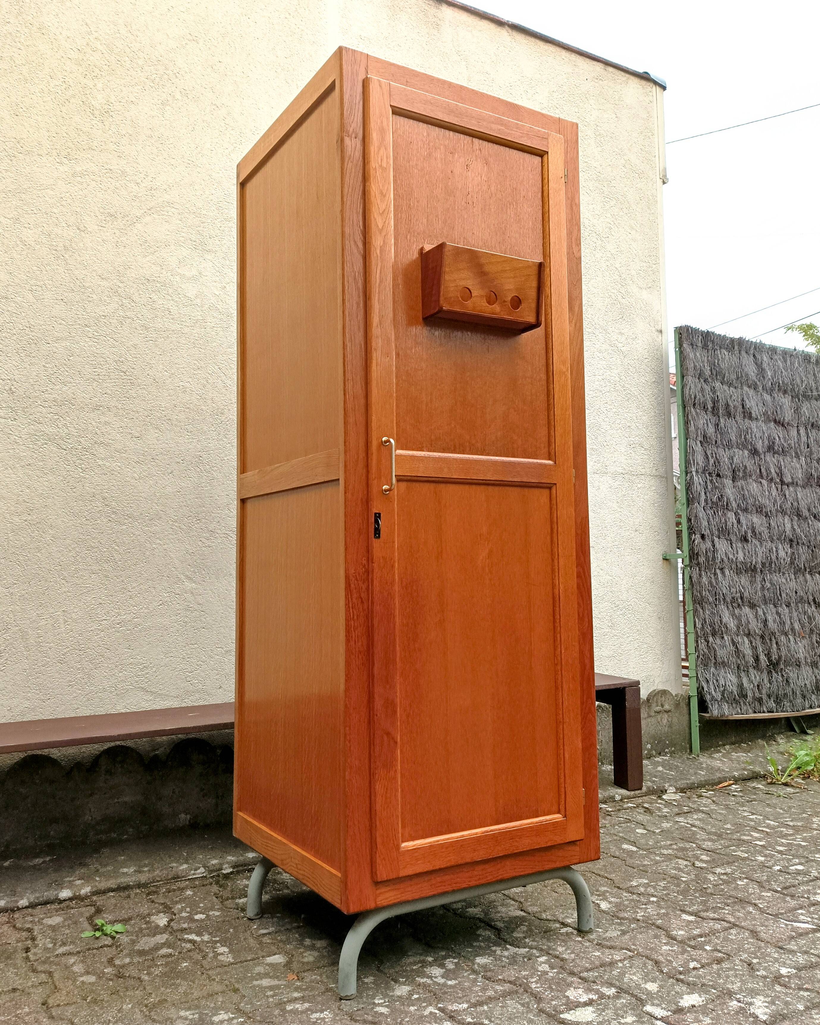 Ancien vestiaire d'internat chêne doré
