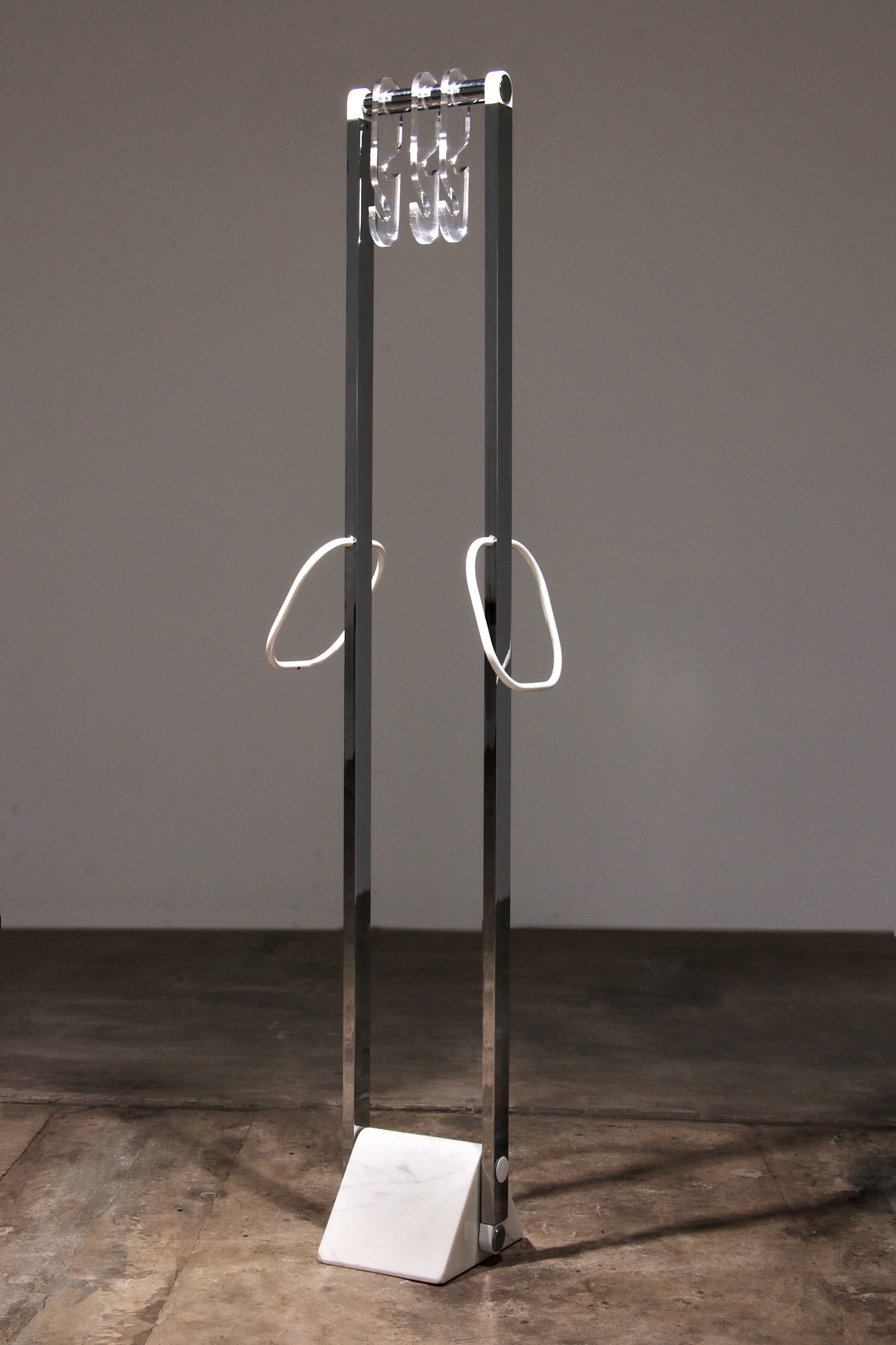 Italian Design Coat rack with white marble base and chrome uprights, 1970