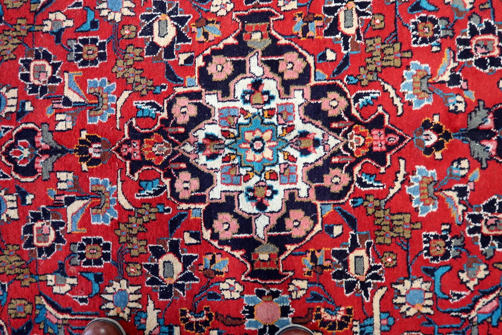 Ancient Persian Kashan carpet, handmade, 131 cm x 205 cm, 1920s.