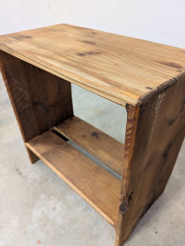 Table de chevet, tabouret d'atelier en bois patiné