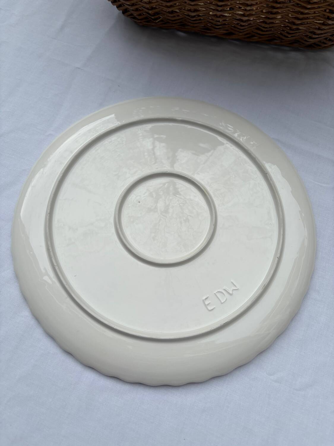 Serving dish with pineapple and kiwi glaze