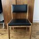 Chaise scandinave noir en skaï