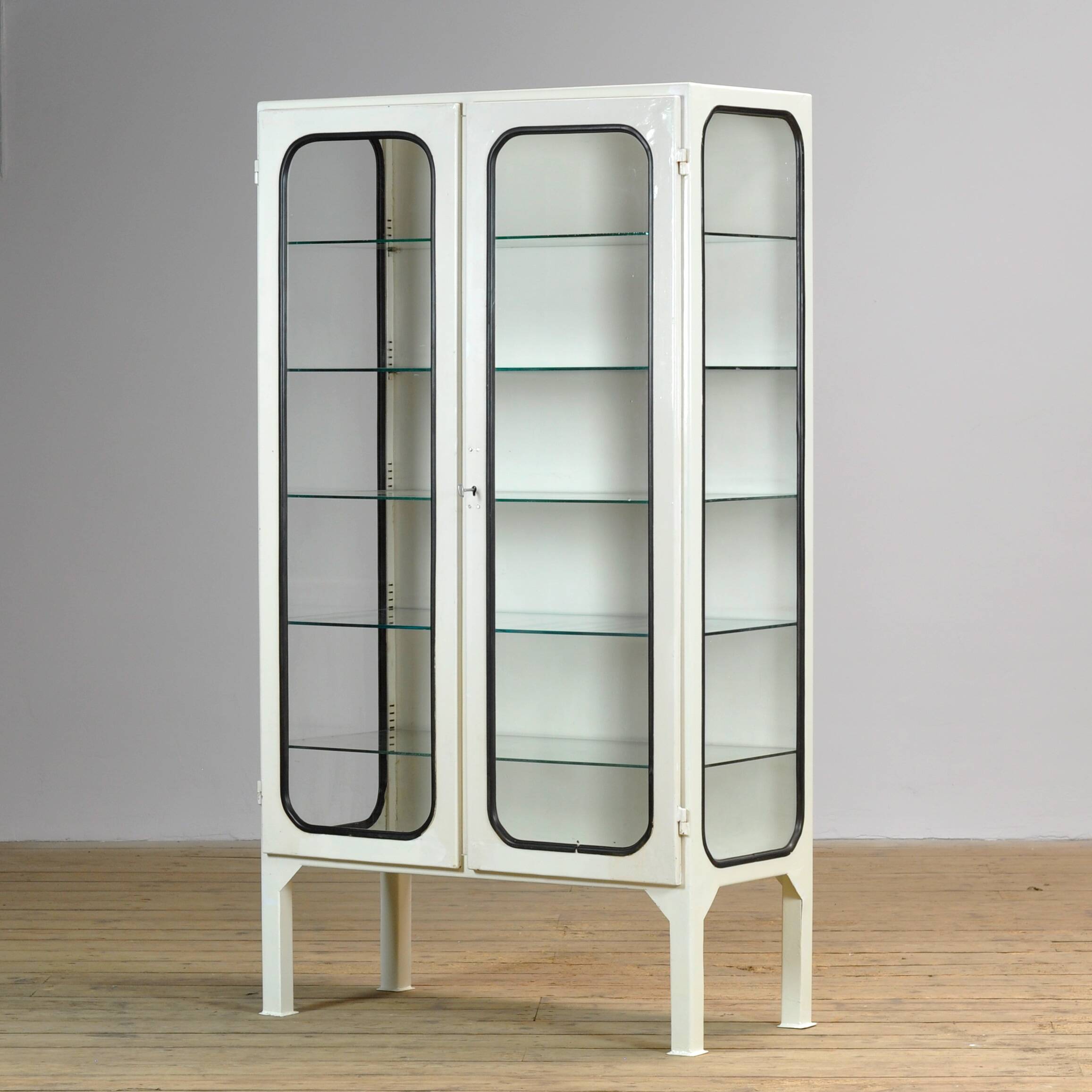 Cabinet médical vintage, années 1970