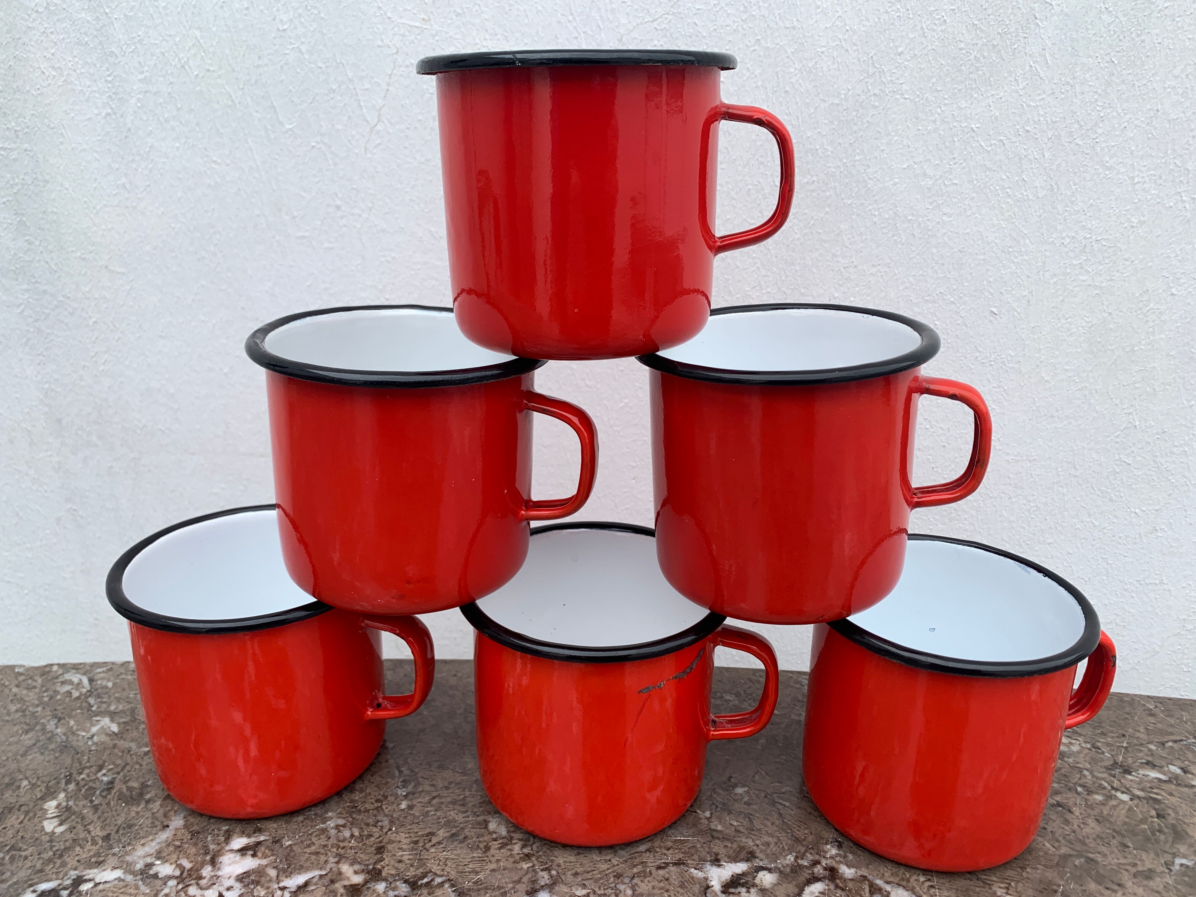 6 tasses en tôle émaillée