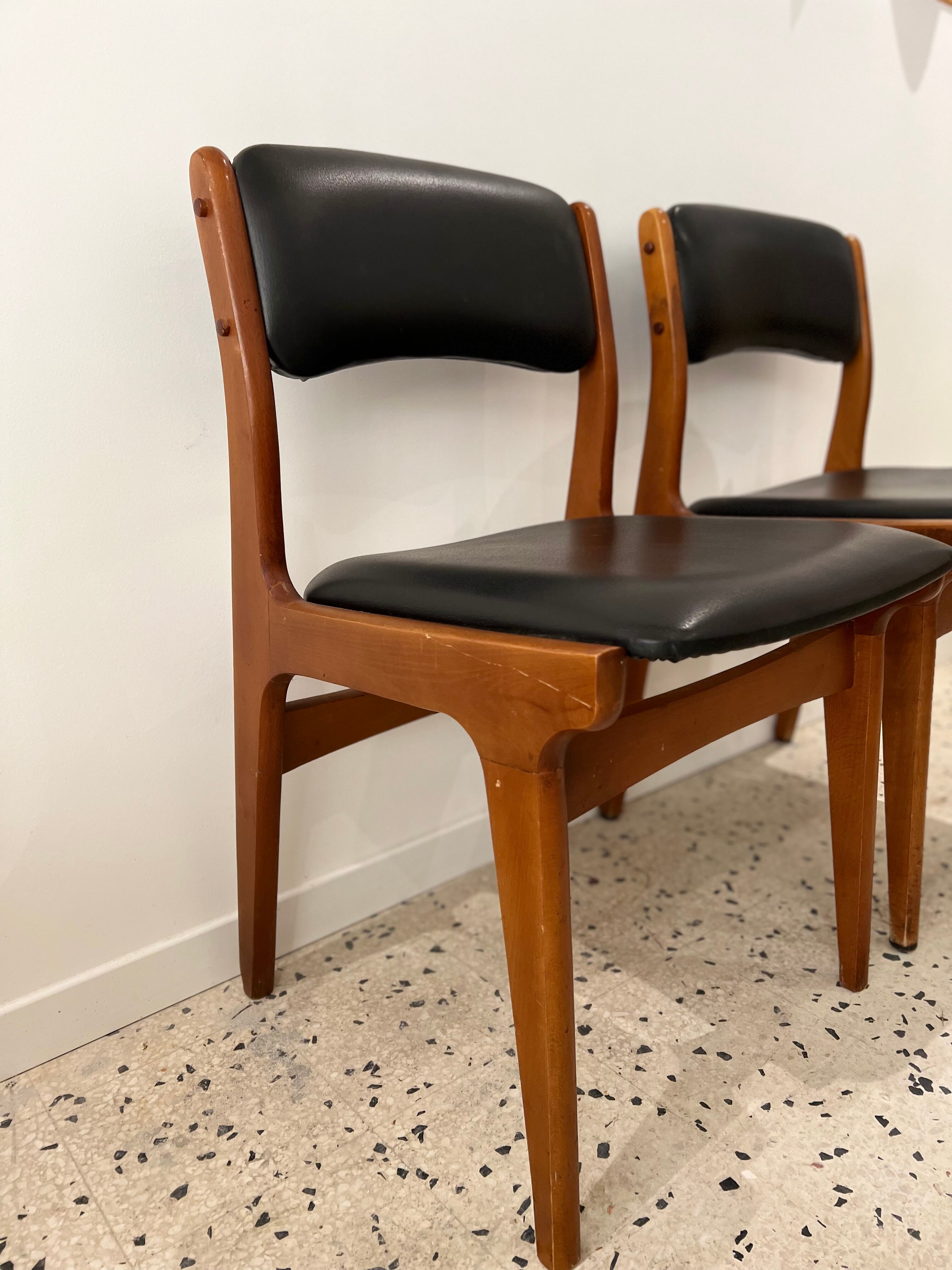 Chaise vintage scandinave en bois et simili cuir noir