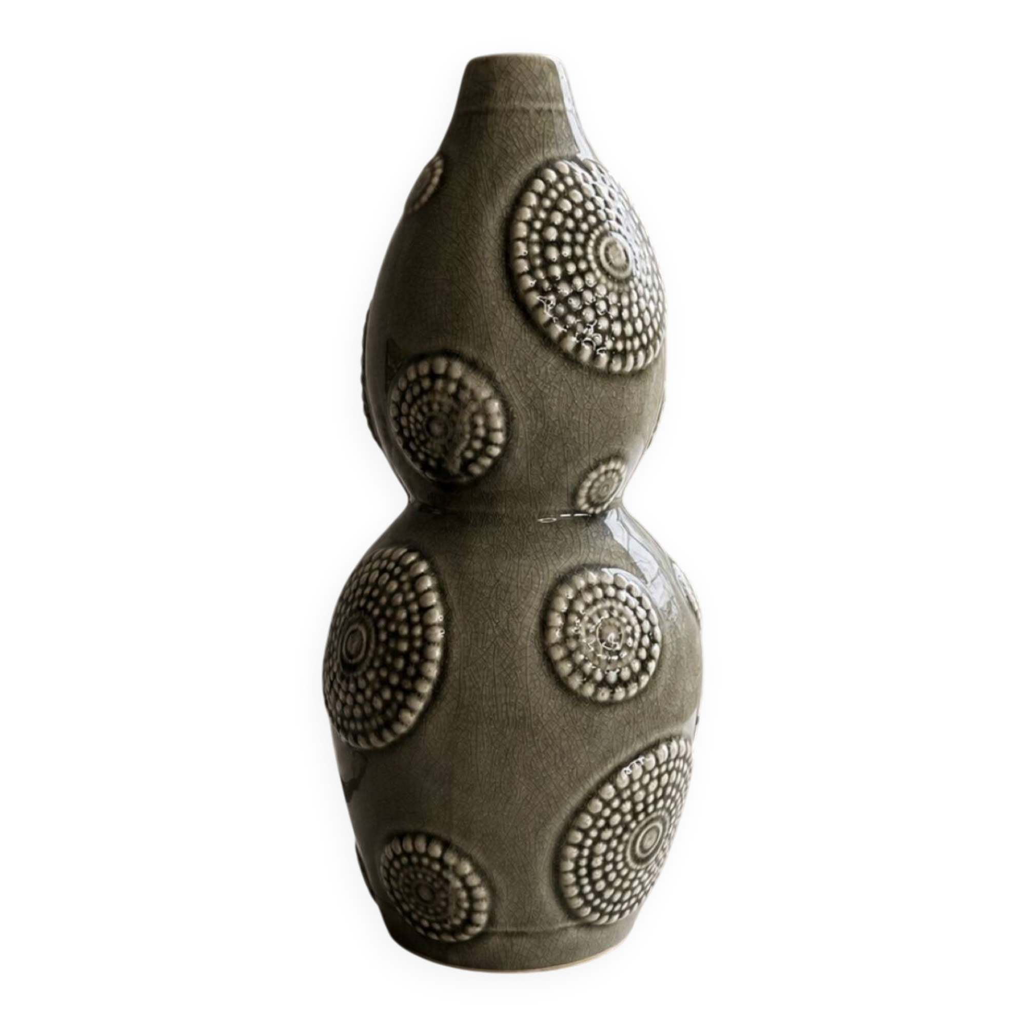 Vase en céramique grise à décor en relief