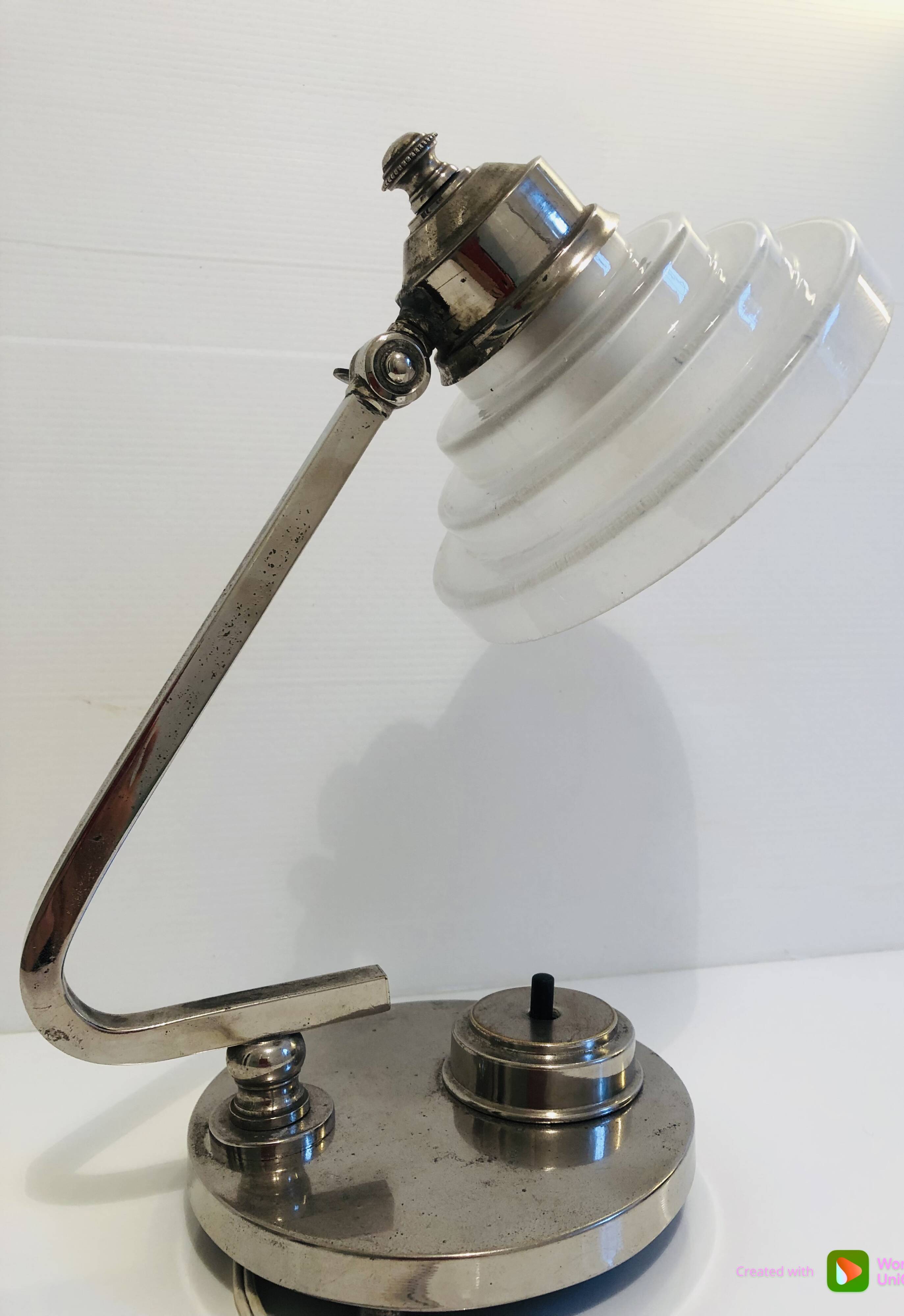 Modernist table lamp from the 30s and 40s in chrome-plated brass, molded glass lampshade