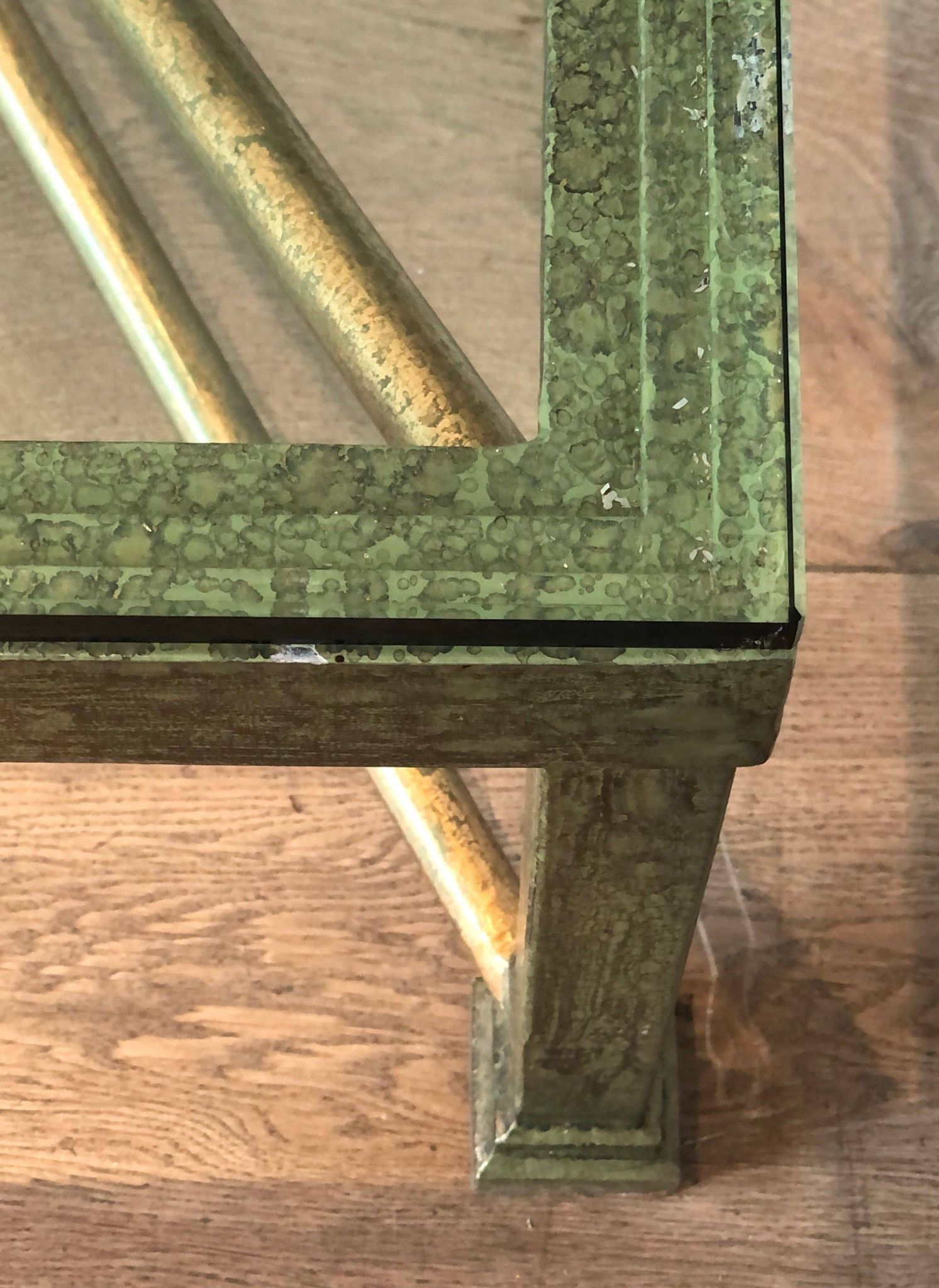Importante table basse en acier et fer forgé patinée et dorée