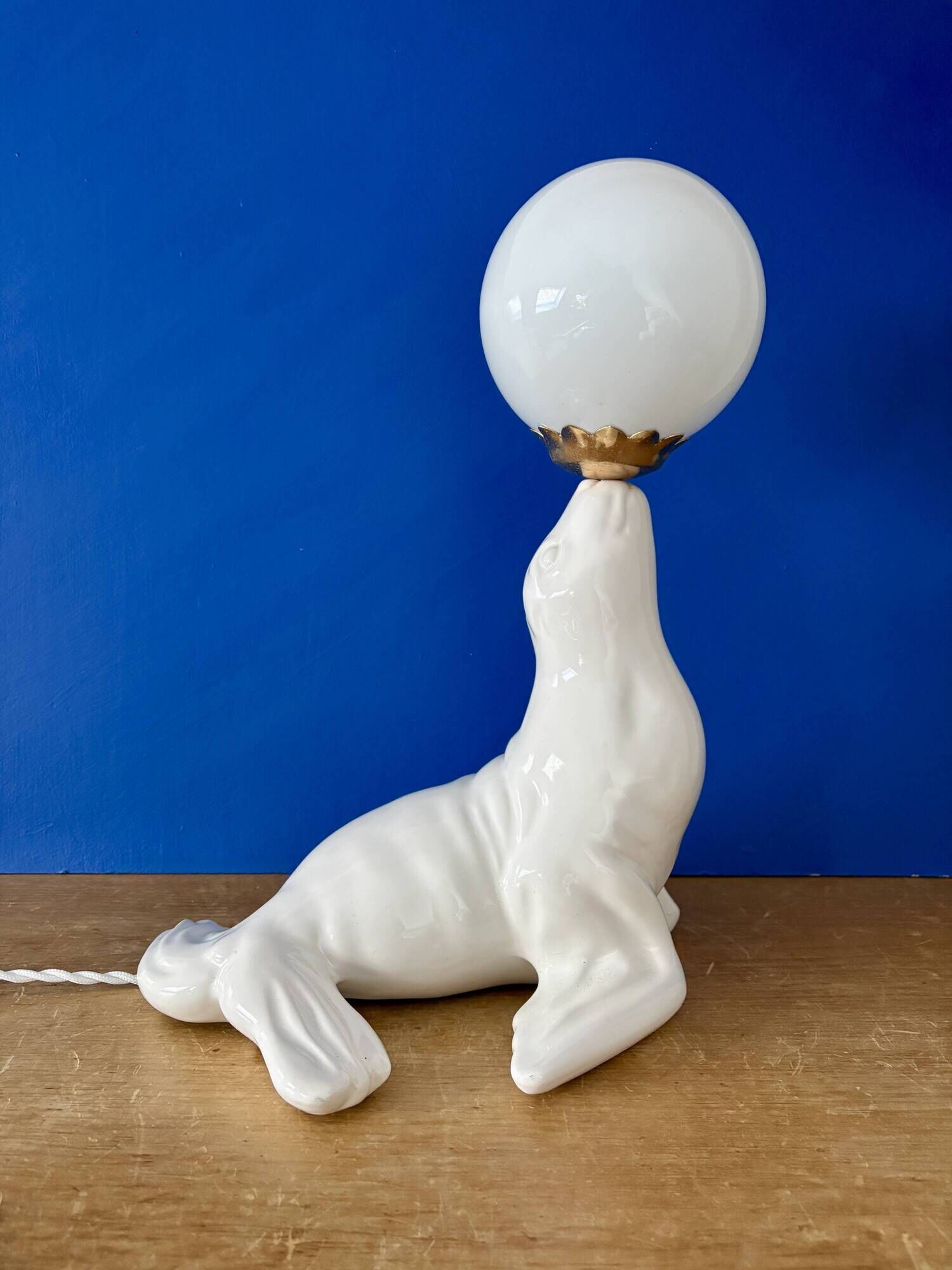 Vintage seal lamp in white ceramic and opaline.