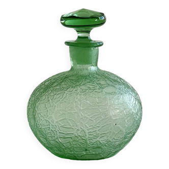 Bouteille verte en verre craquelé.