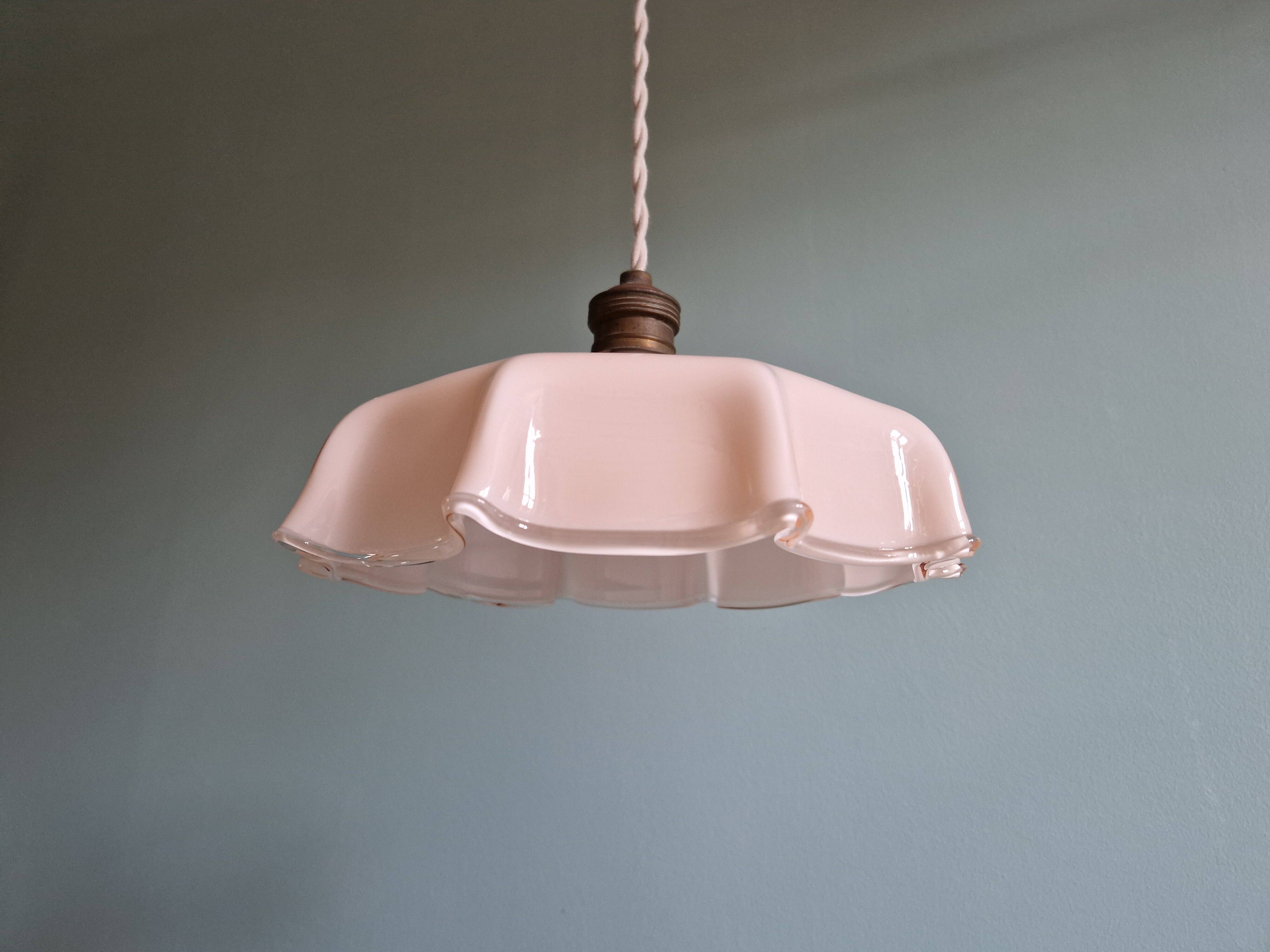 Suspension Art Déco en opaline rose festonnée, années 1920-30
