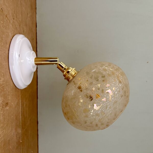 Applique globe vintage en verre granité ambré